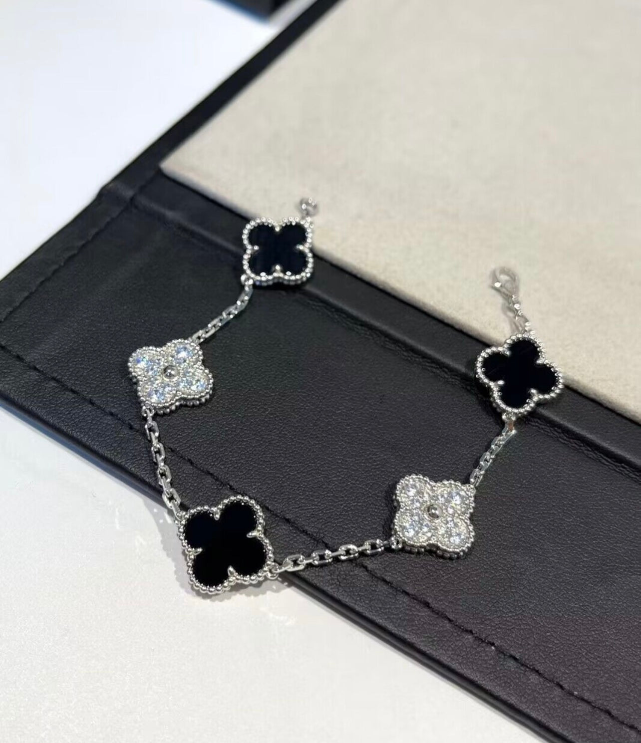 צמיד תלתן בגוון כסף עם 5 תלתנים בגוון שחור ומשובץ זירקונים נוצצים