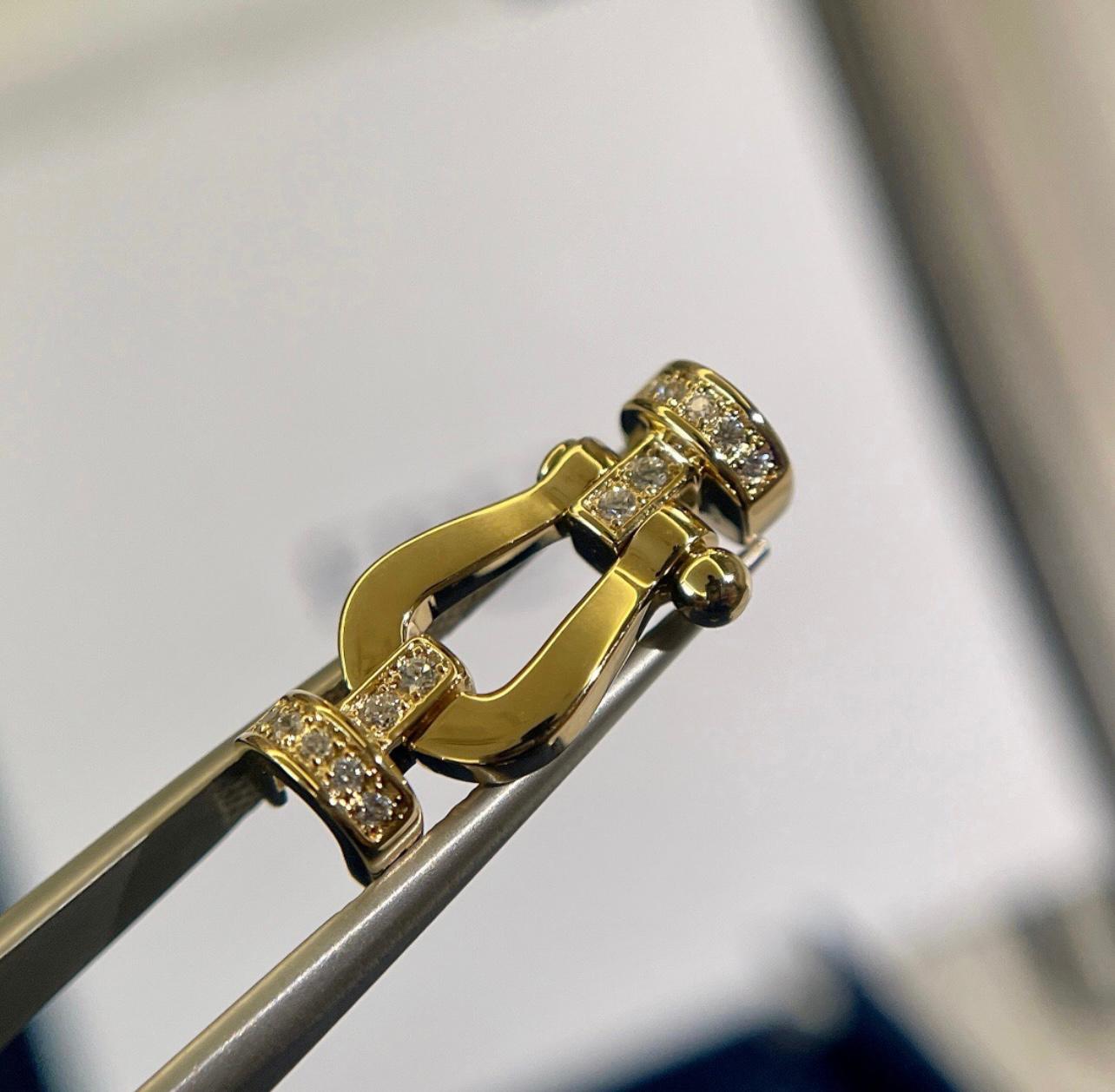 צמיד יוקרתי עם רצועת שרשרת אלגנטי עם אבזם ציפוי זהב צהוב 18k משובץ חצי זירקונים - Jewelluxe