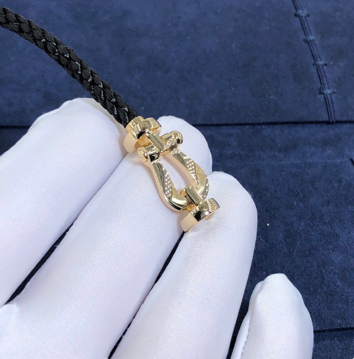 צמיד יוקרתי עם רצועות חבל שחורה ואבזם בגוון זהב מבריק