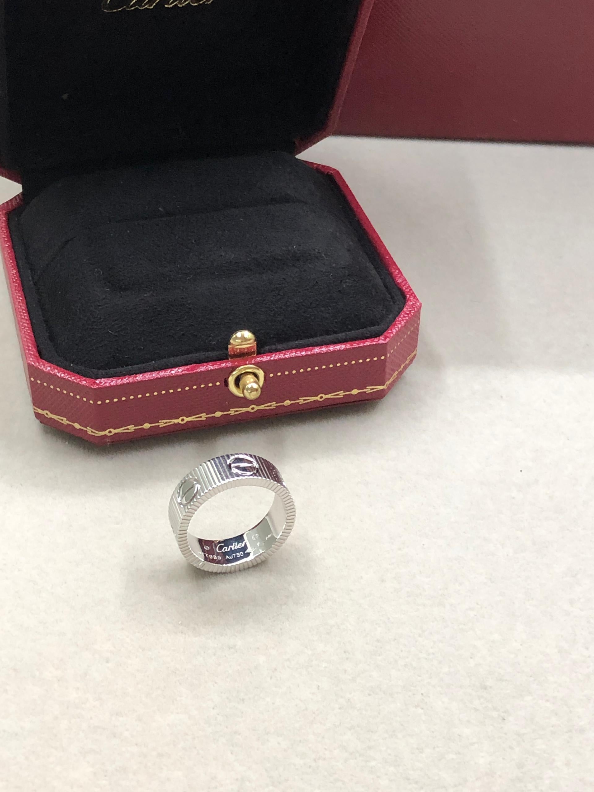 Eleganter Ring in glänzendem Silberton mit luxuriösem Design