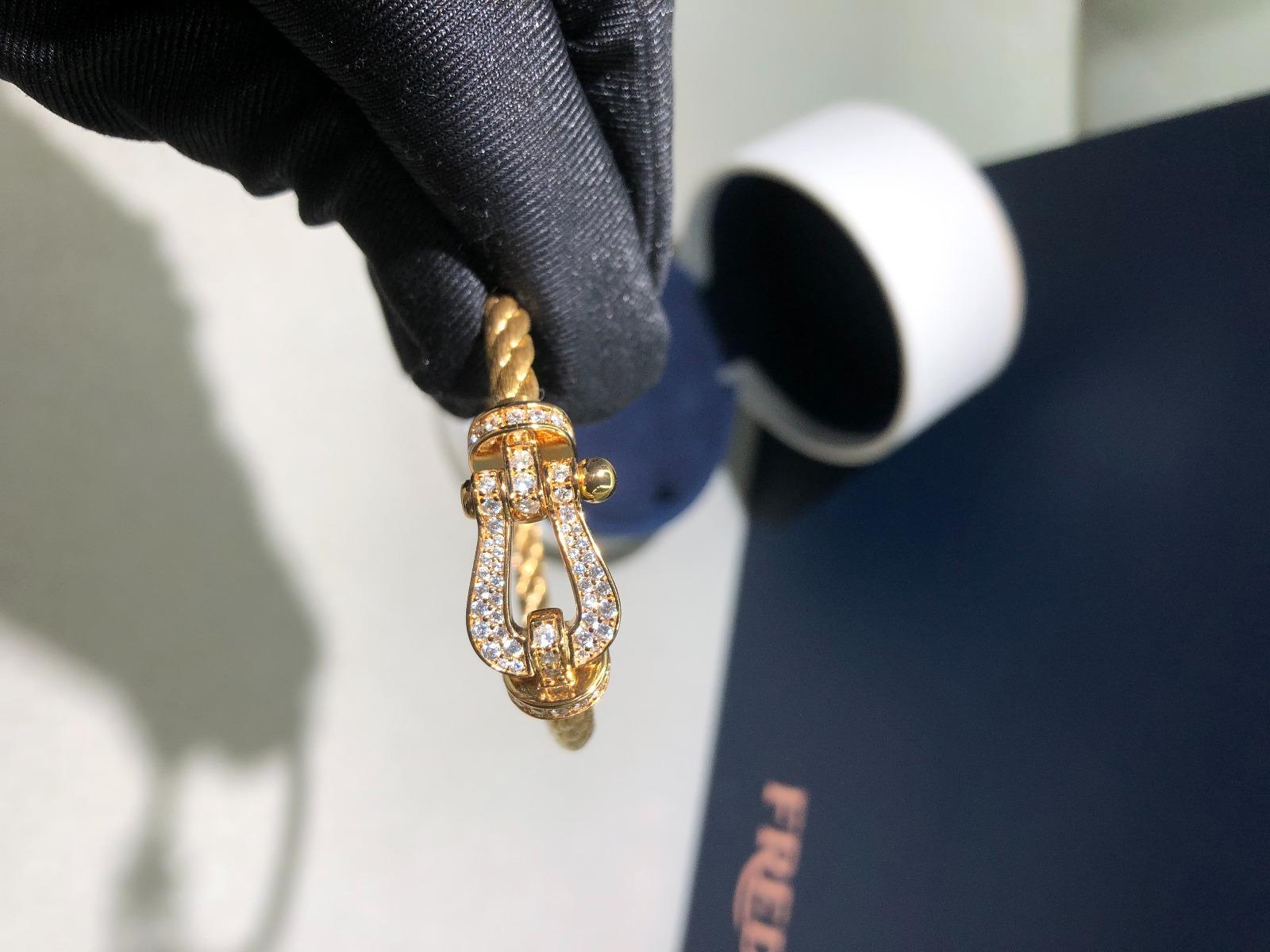 צמיד יוקרתי עם חוט (עבה) בצבע זהב צהוב ואבזם בציפוי זהב צהוב 18 קראט משובץ זירקונים נוצצים - Jewelluxe