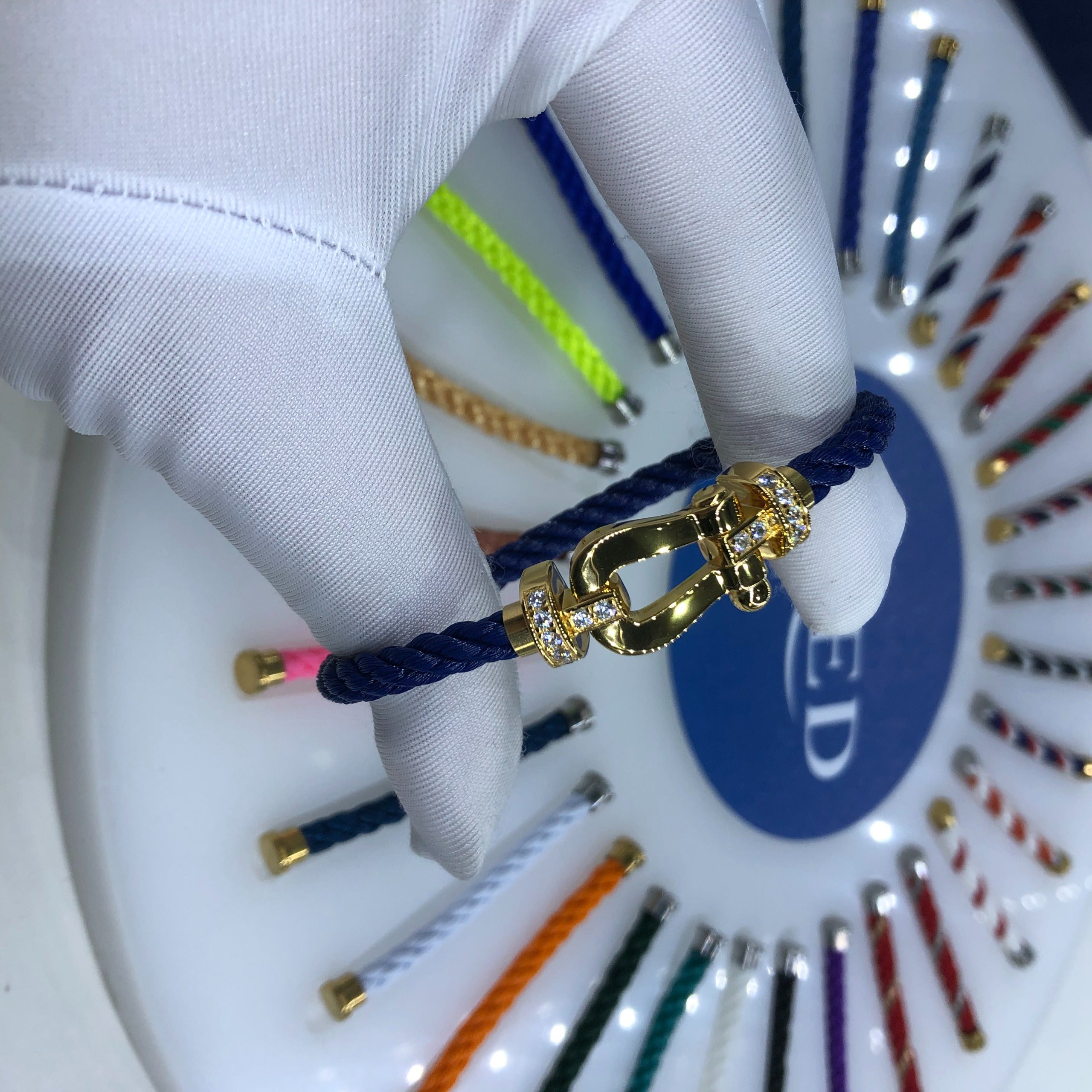 צמיד יוקרתי עם רצועת חבל כחולה ואבזם בגוון זהב משובץ חצי זירקונים