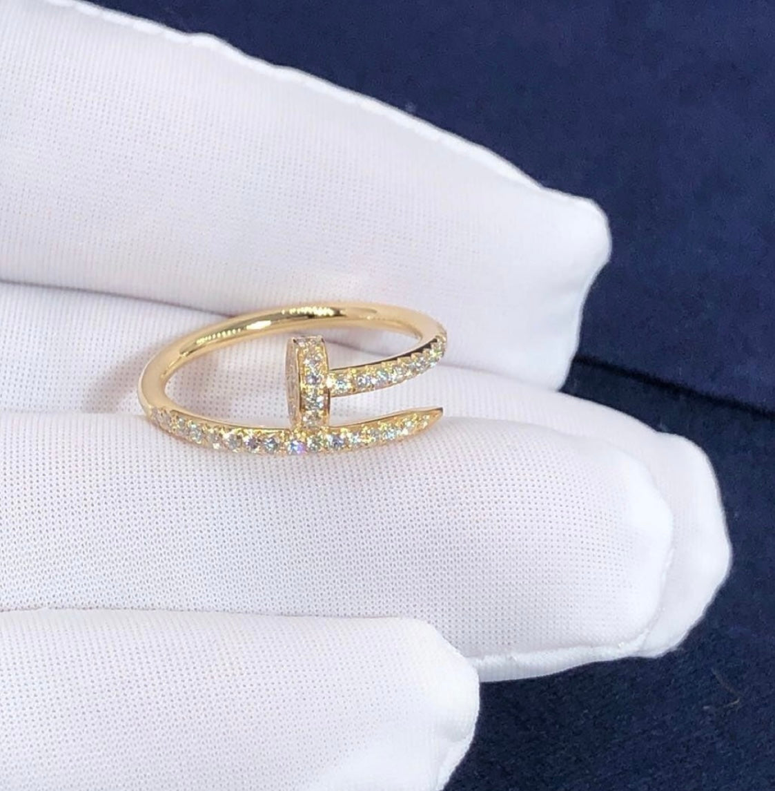 טבעת אלגנטית מסמר בגוון זהב משובץ זירקונים נוצצים