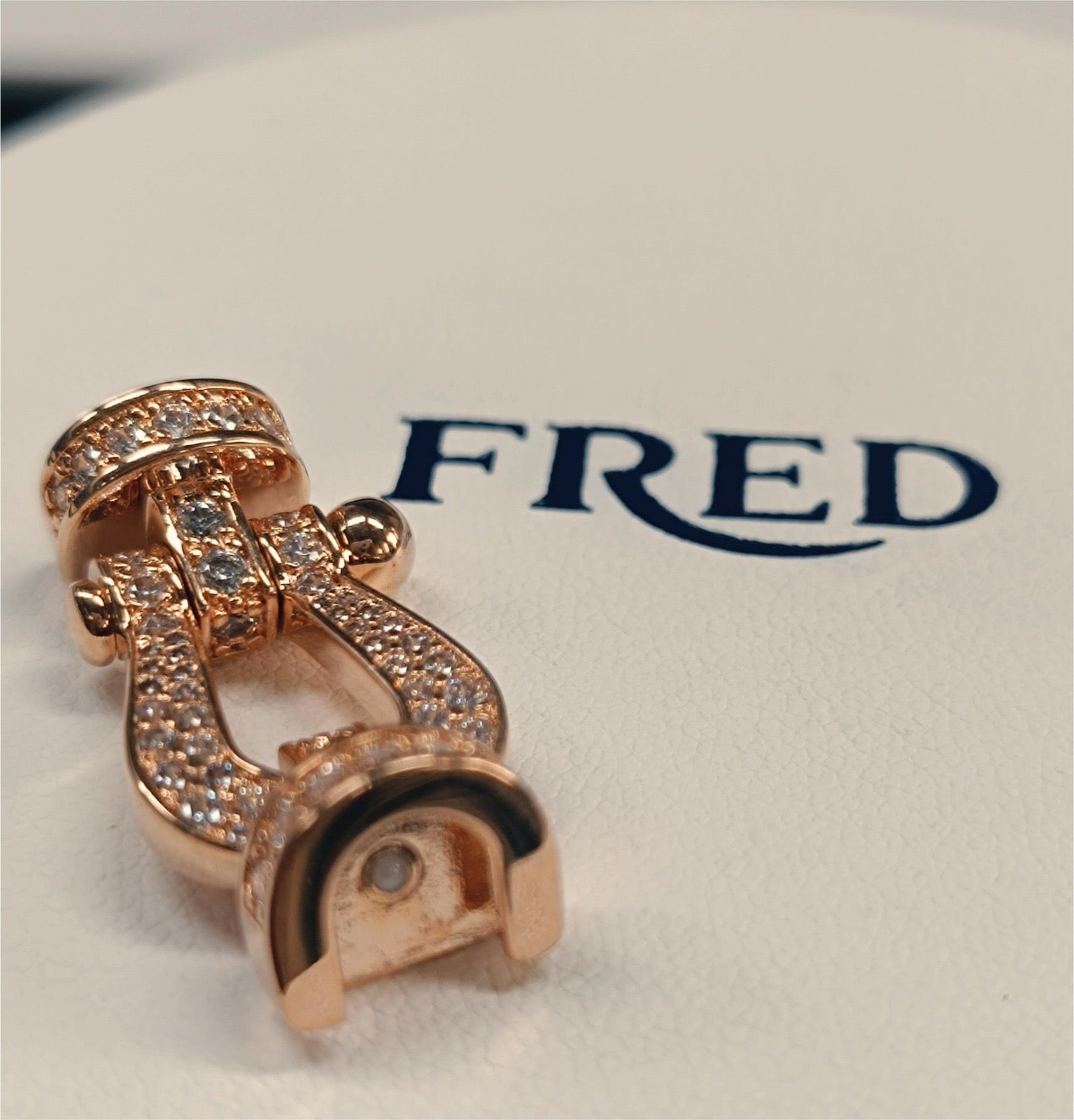 אבזם יוקרתי בגוון זהב ורוד משובץ זירקונים נוצצים