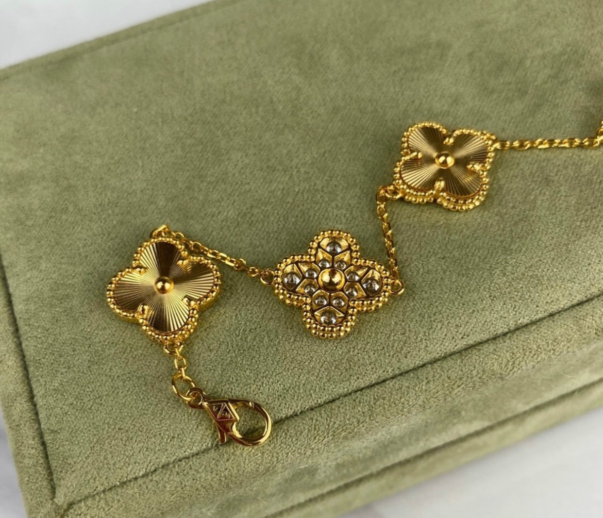 צמיד תלתן בציפוי זהב צהוב 18k עם תלתן צבע זהב צהוב – יוקרה ואלגנטיות - Jewelluxe