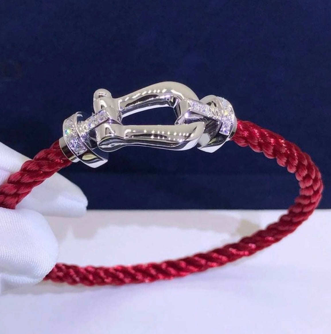 צמיד יוקרתי עם רצועת חבל אדומה ואבזם בגוון כסף משובץ בחצי זירקונים