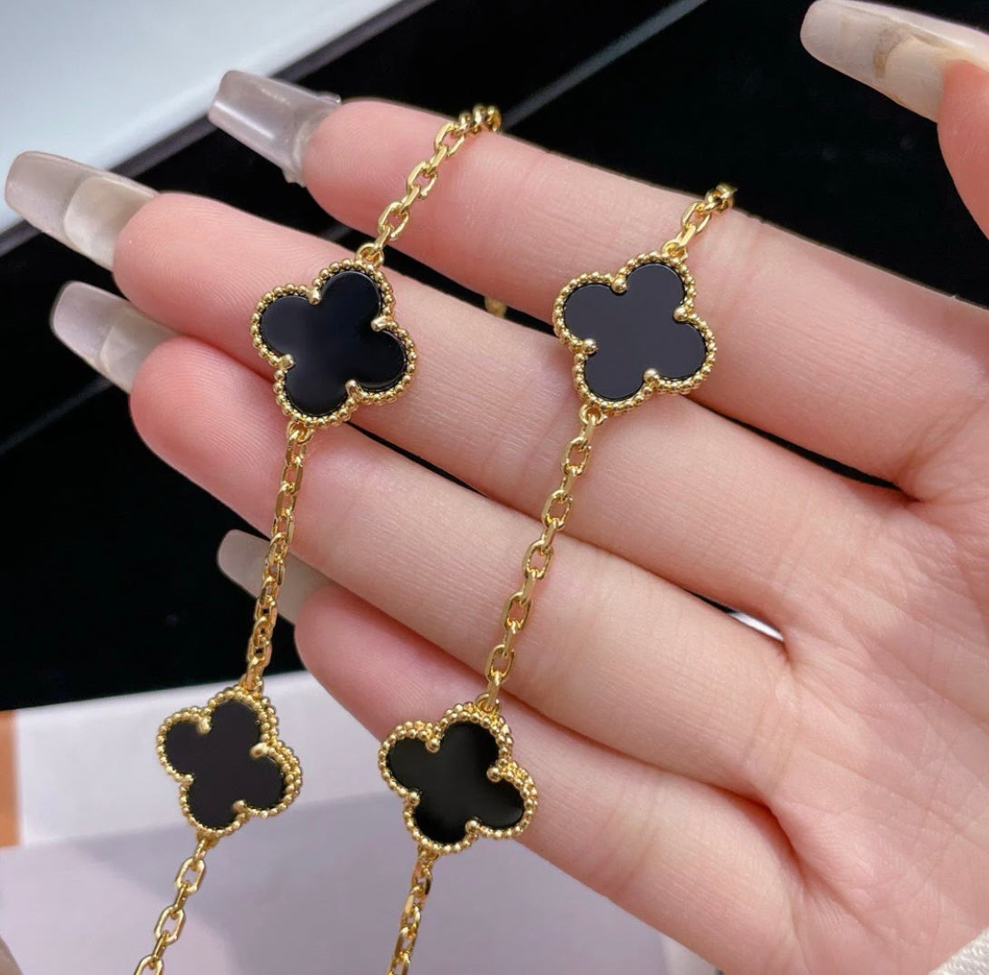 שרשרת 10 תלתנים בגוון זהב עם תליון תלתן בגוון שחור