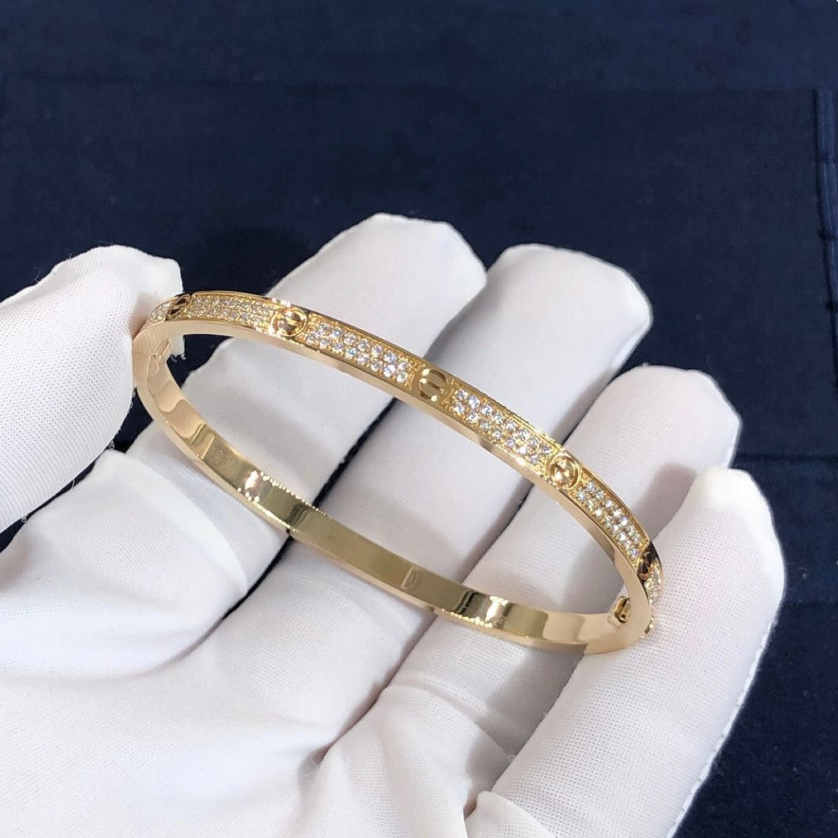 צמיד בציפוי זהב צהוב 18k משובץ זירקונים – יוקרה בסטייל מודרני - Jewelluxe