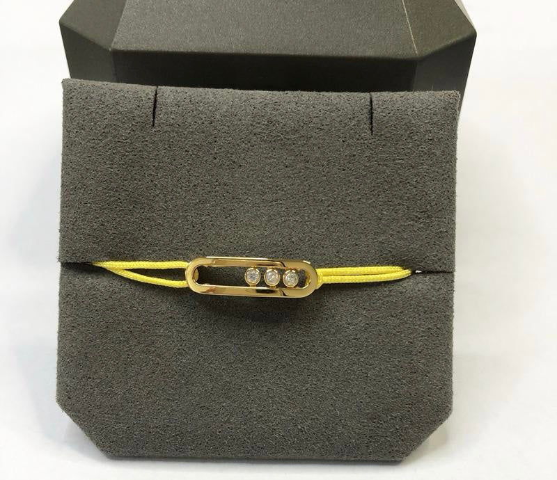 צמיד אהבה – חוט בגוון צהוב עם אבזם בגוון זהב, 3 זירקונים נעים