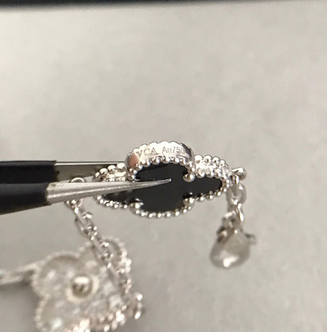 Kleeblatt-Armband mit 5 schwarzen Kleeblättern.