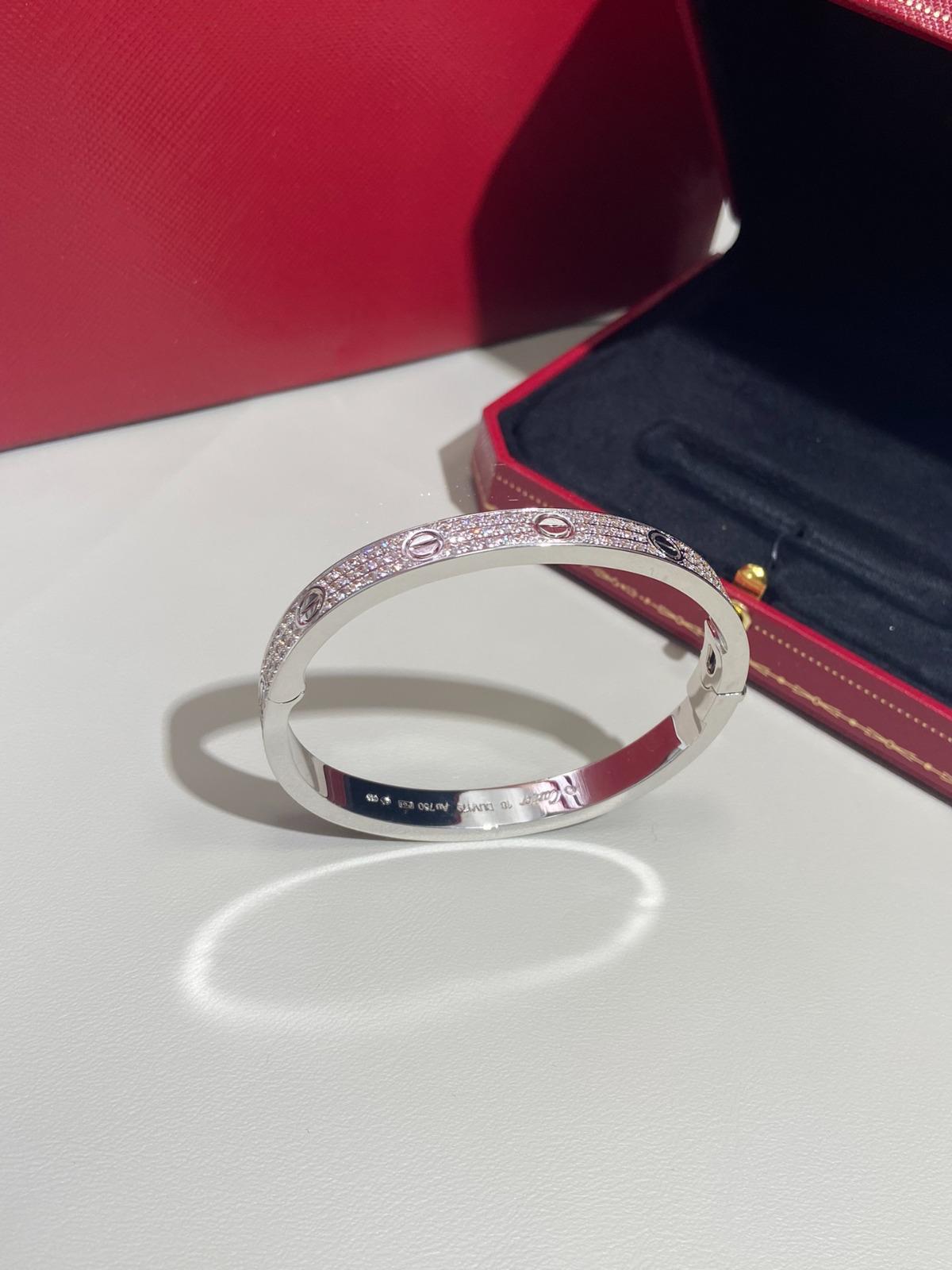 צמיד כסף בעיצוב יוקרתי – בעובי מחמיא ובוהק בלתי נשכח - Jewelluxe