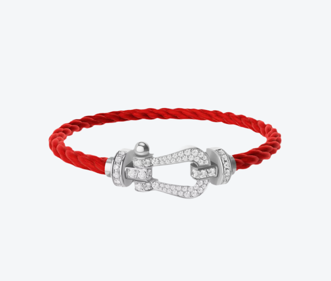 צמיד יוקרתי עם רצועת חבל אדומה ואבזם בגוון כסף משובץ זירקונים נוצצים