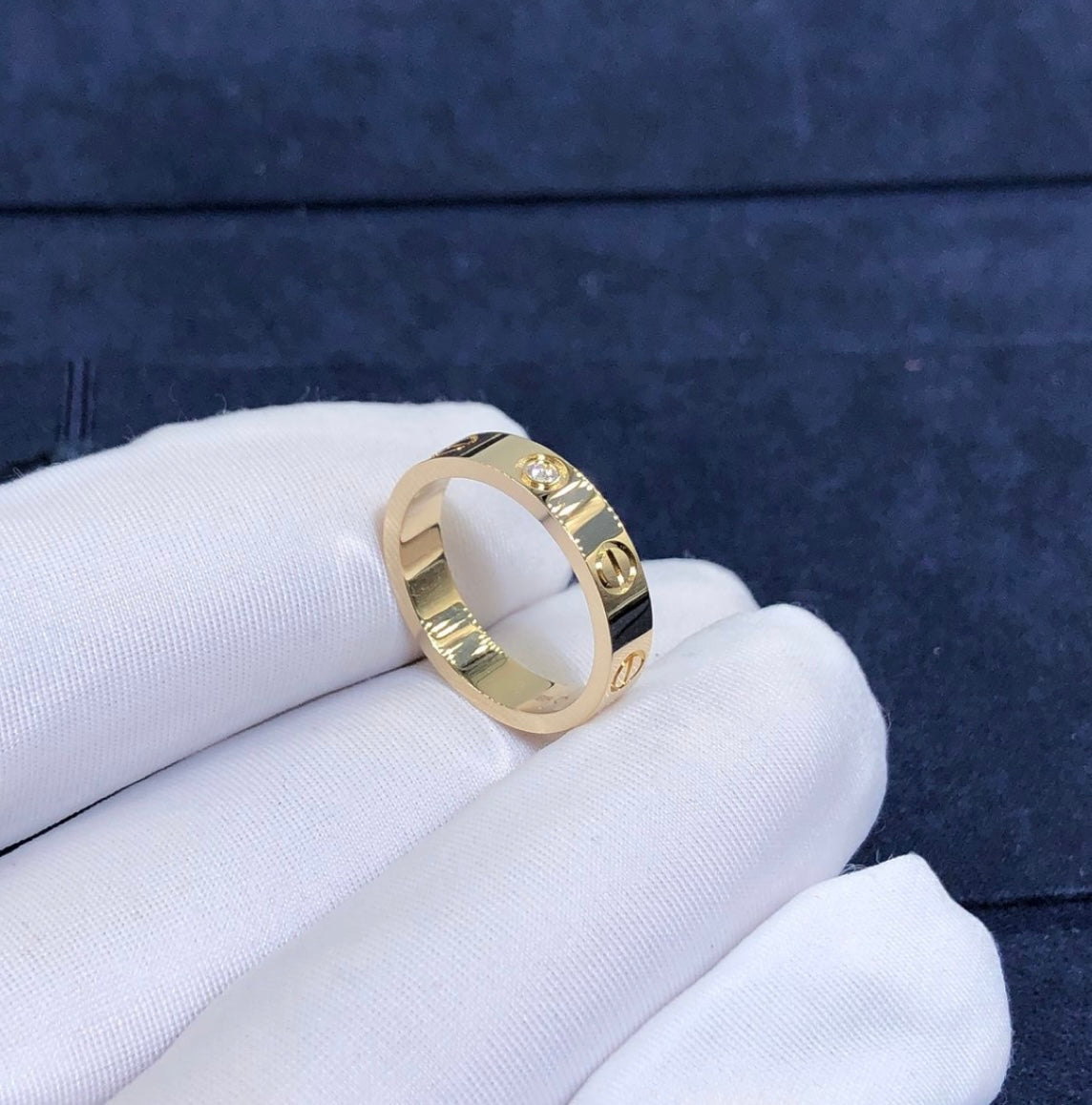 טבעת אלגנטית בגוון זהב משובץ זירקון 1 נוצץ