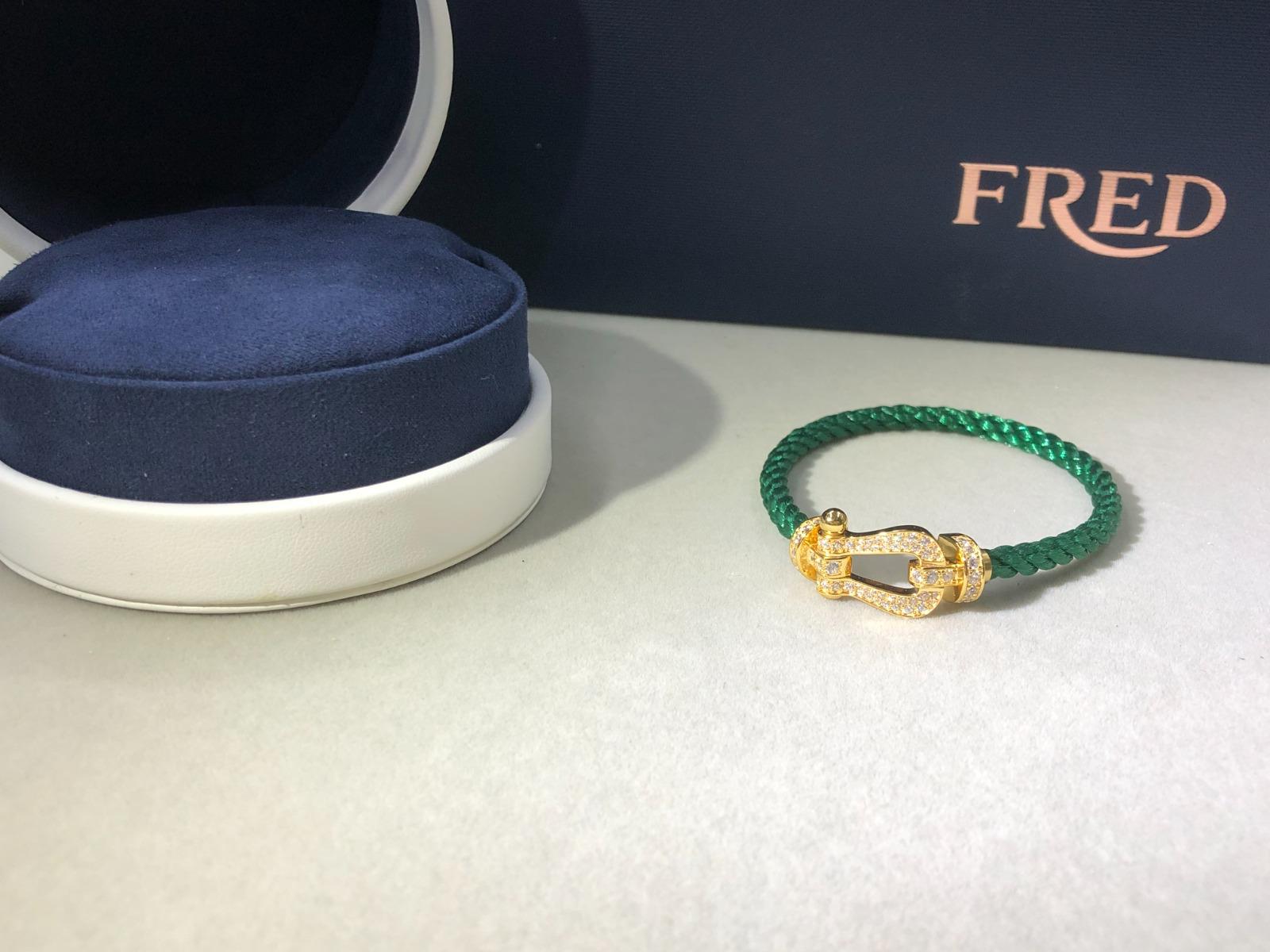 צמיד חבל ירוק יוקרתי עם אבזם בציפוי זהב צהוב 18K משובץ זירקונים נוצצים - Jewelluxe