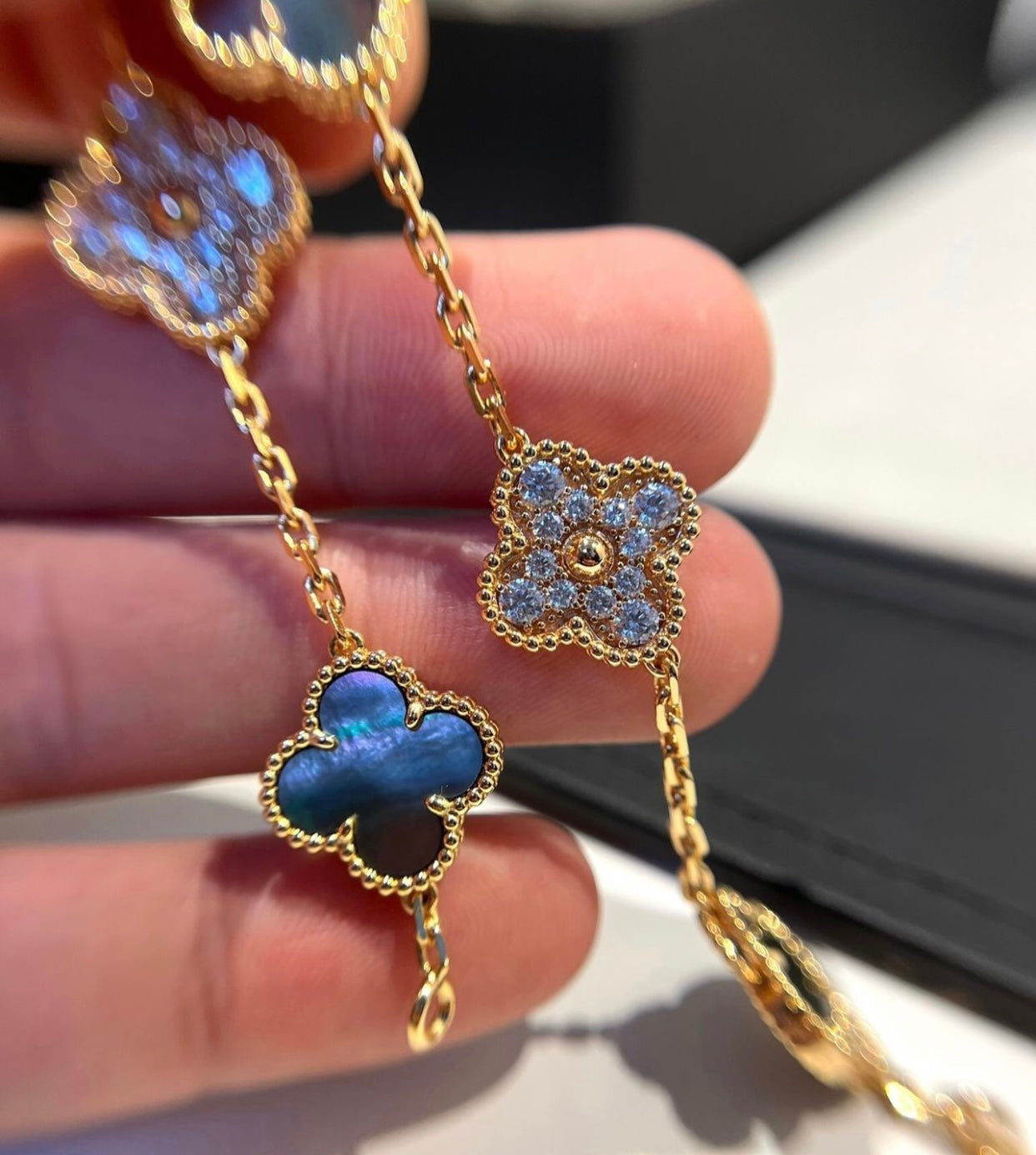 צמיד תלתן בציפוי זהב צהוב 18 קראט עם תלתן אפור מתכתי – יוקרה ואלגנטיות מודרנית - Jewelluxe