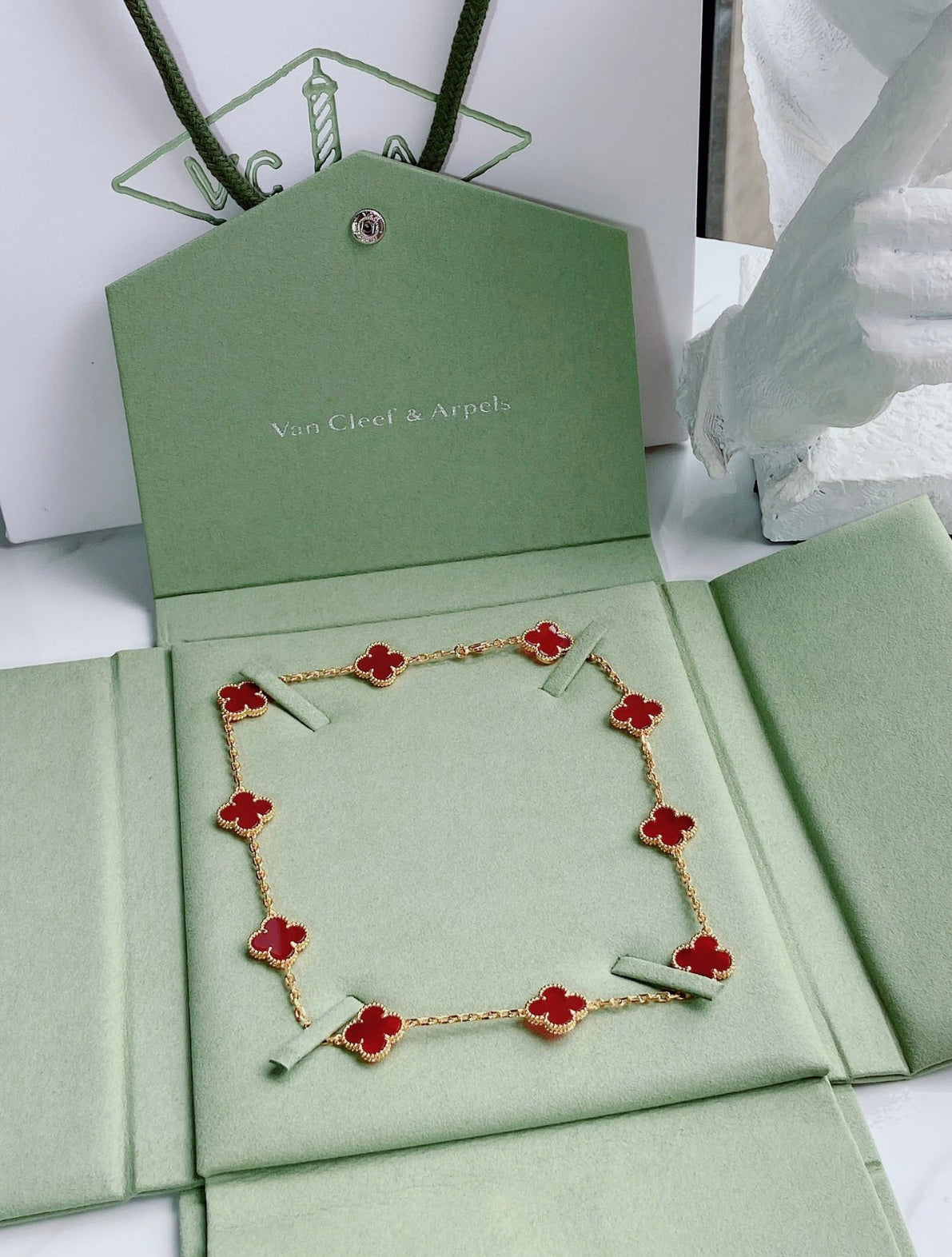 שרשרת יוקרתית בציפוי זהב עם תליון תלתן אדום - Jewelluxe