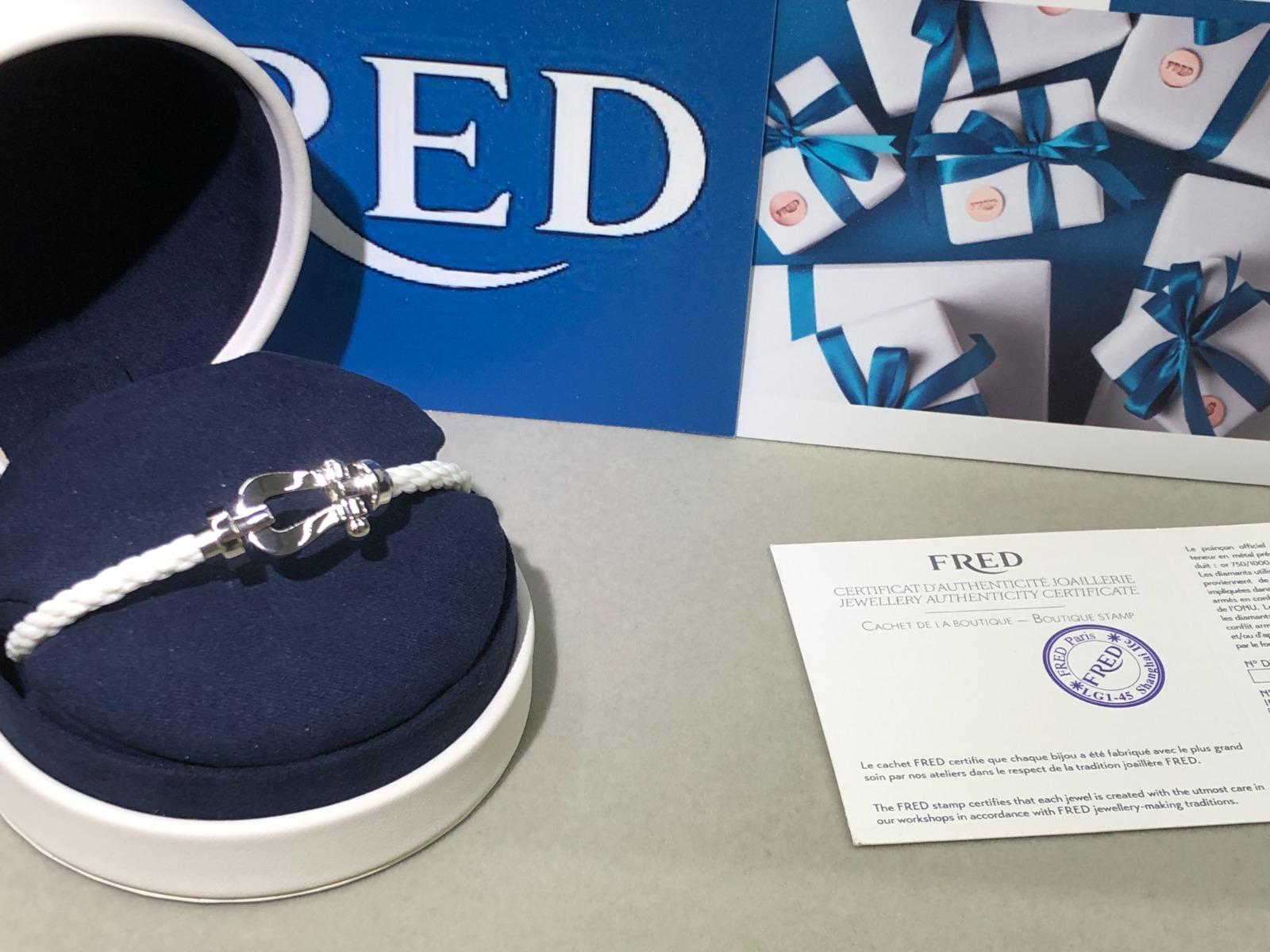 צמיד יוקרתי עם רצועת חבל לבנה ואבזם בגוון כסף מבריק