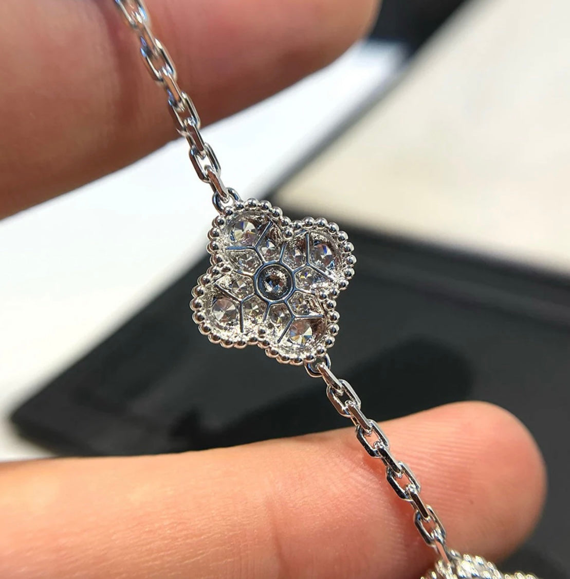 Kleeblatt-Armband mit 5 schwarzen Kleeblättern.