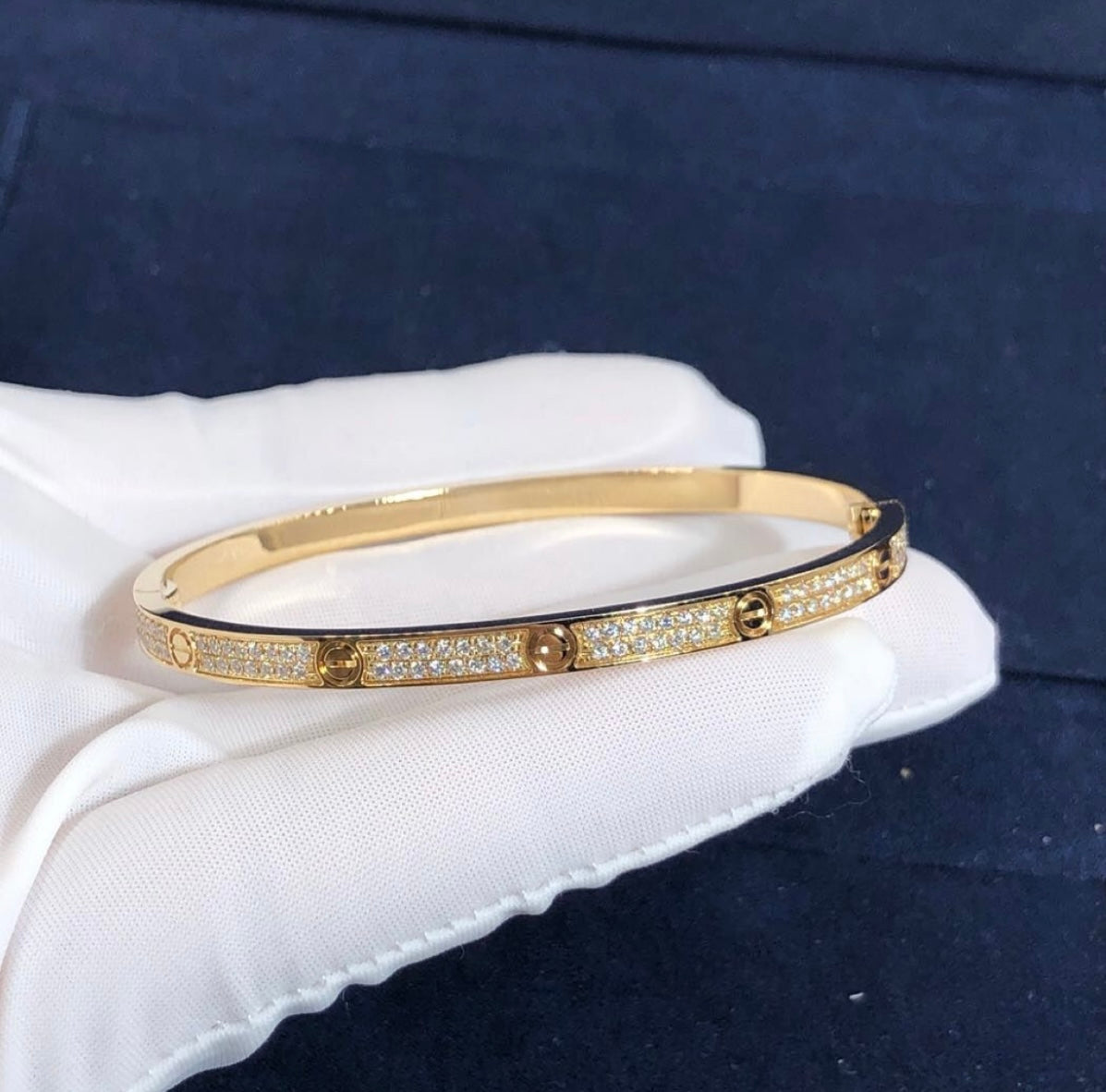 צמיד בציפוי זהב צהוב 18k משובץ זירקונים – יוקרה בסטייל מודרני - Jewelluxe