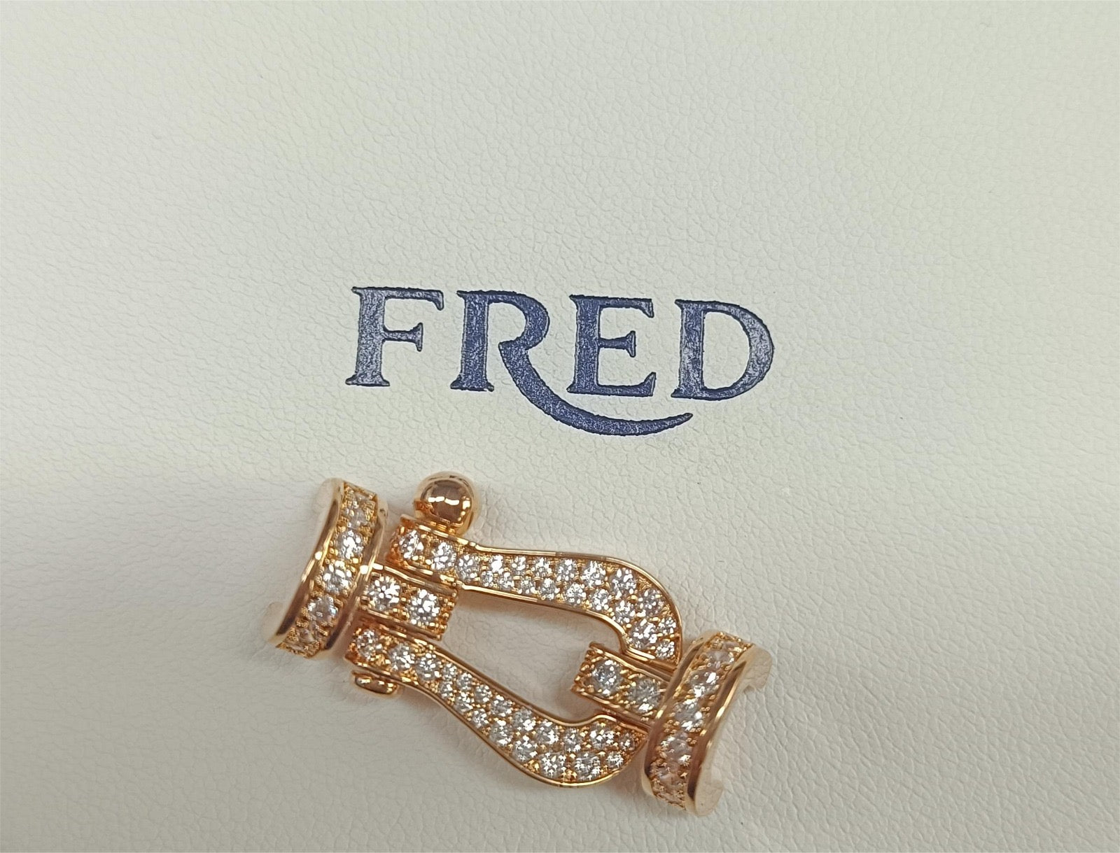 אבזם יוקרתי בגוון זהב ורוד משובץ זירקונים נוצצים