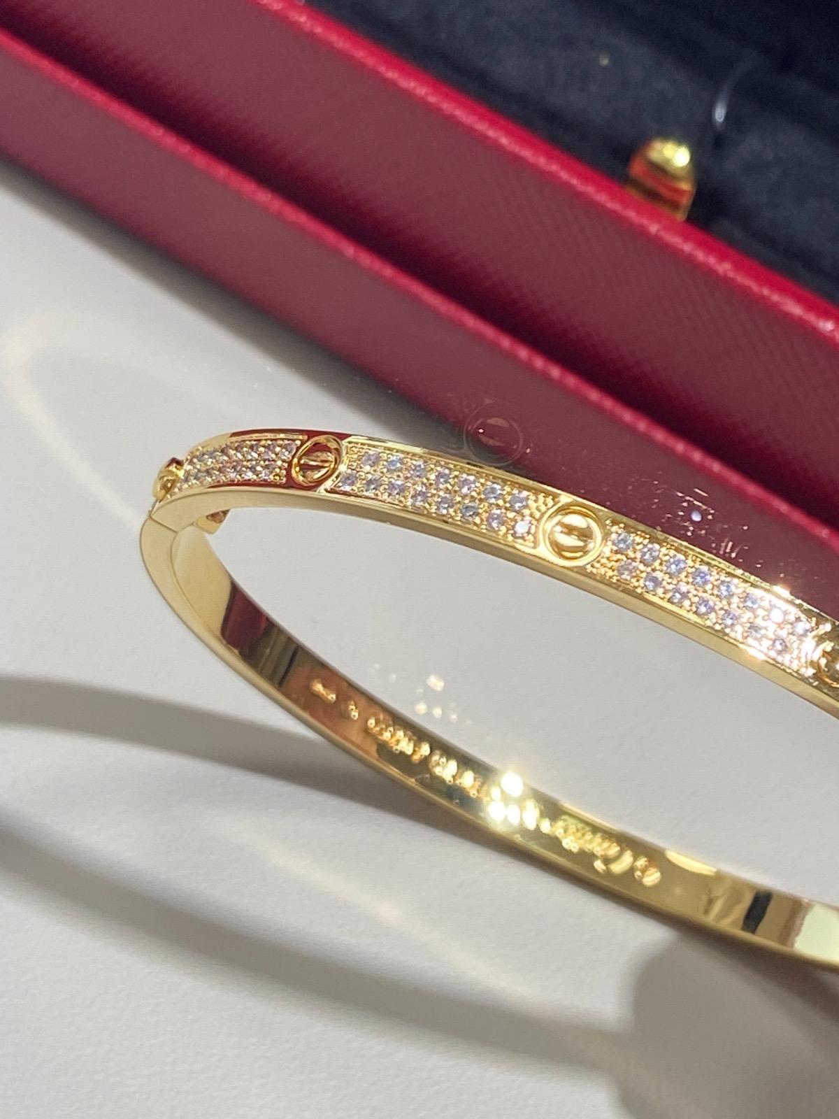 צמיד בציפוי זהב צהוב 18k משובץ זירקונים – יוקרה בסטייל מודרני - Jewelluxe