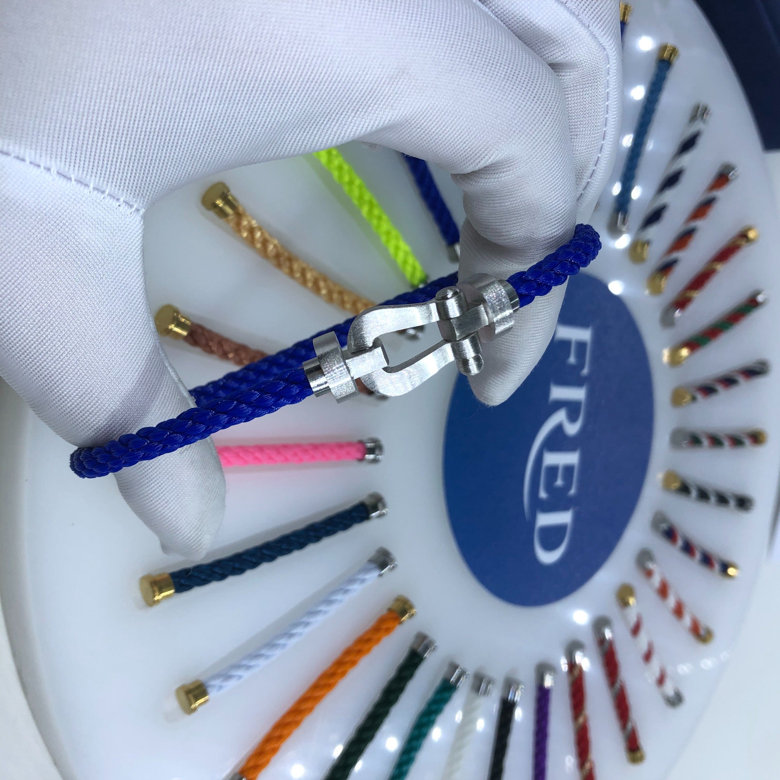 צמיד יוקרתי עם רצועת חבל כחולה ואבזם מוברש בגוון כסוף