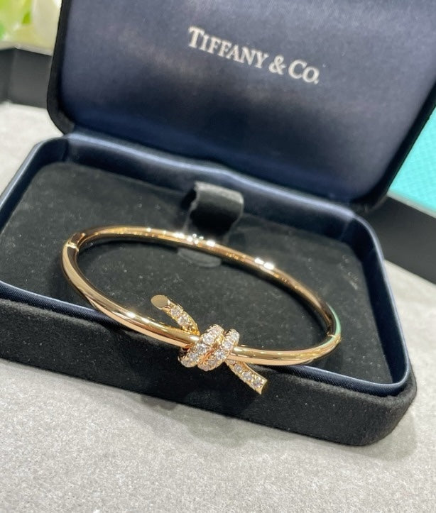 צמיד קשר עדין בגוון זהב ורוד משובץ זירקונים נוצצים למראה יוקרתי