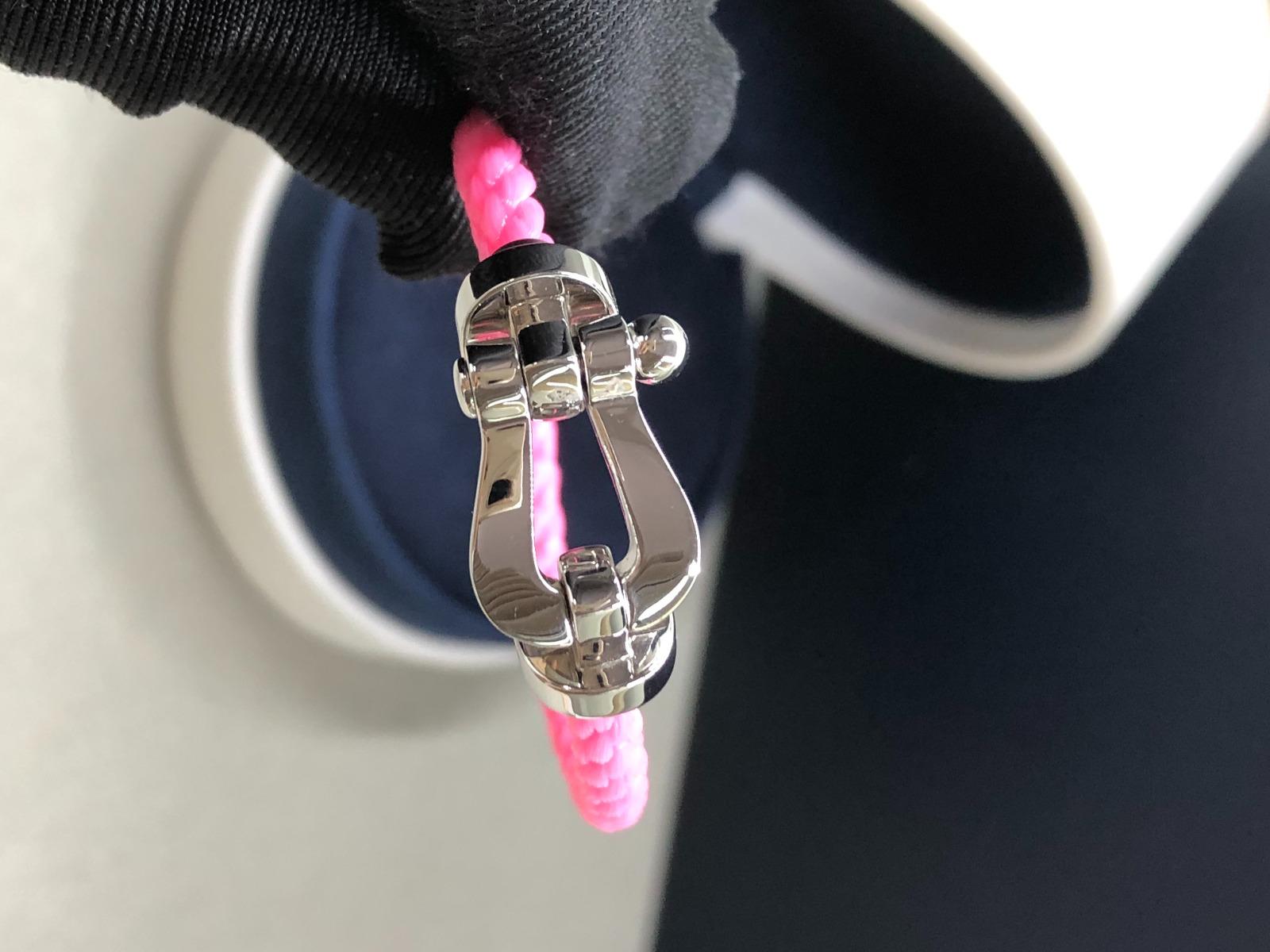 צמיד יוקרתי עם רצועת חבל (עבה) צבע ורוד ואבזם כסף רוך ונשיות בעיצוב יוקרתי - Jewelluxe