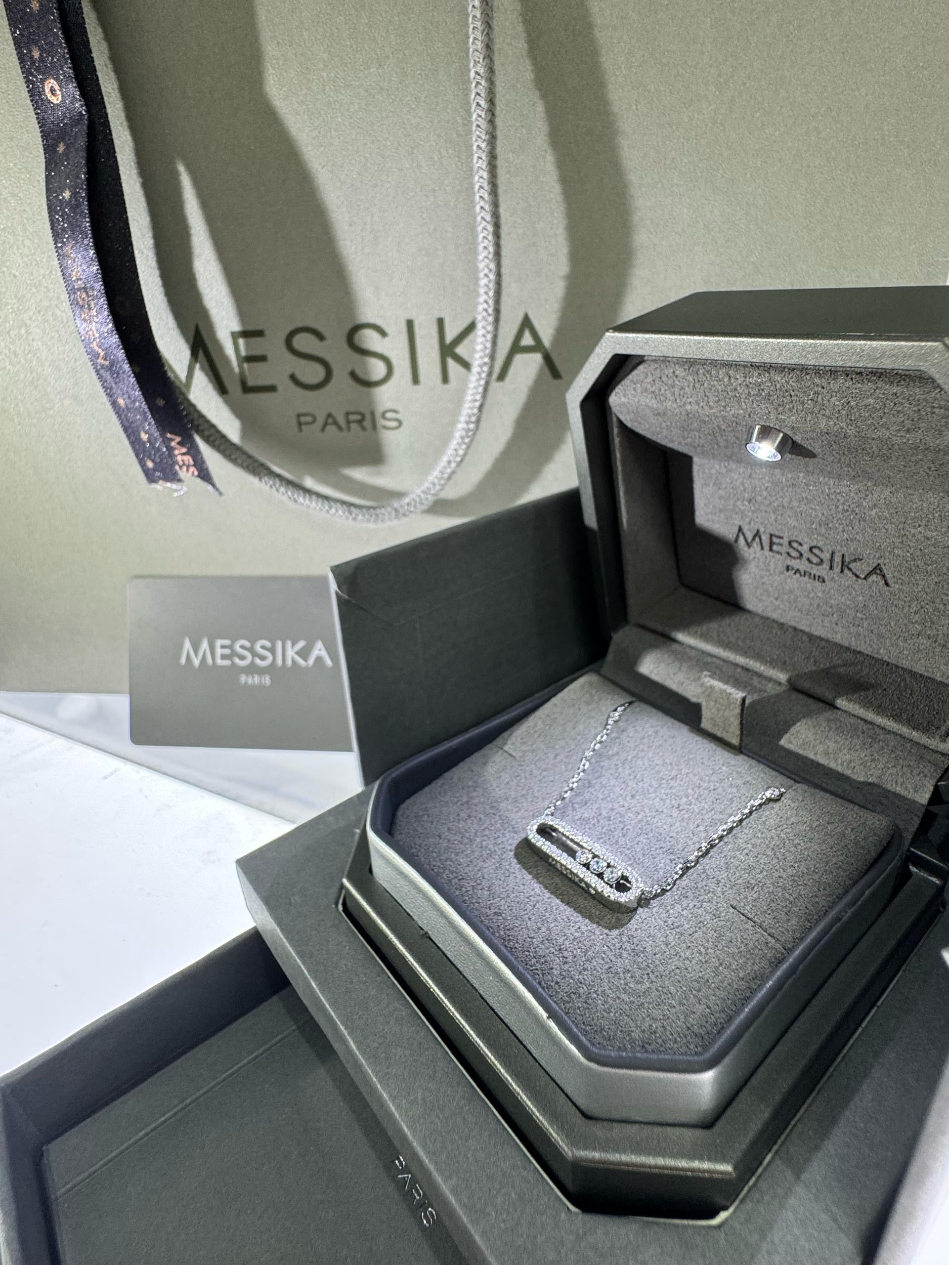 שרשרת אהבה – בגוון כסף עם 3 זירקונים נעים ואבזם משובץ זירקונים נוצצים