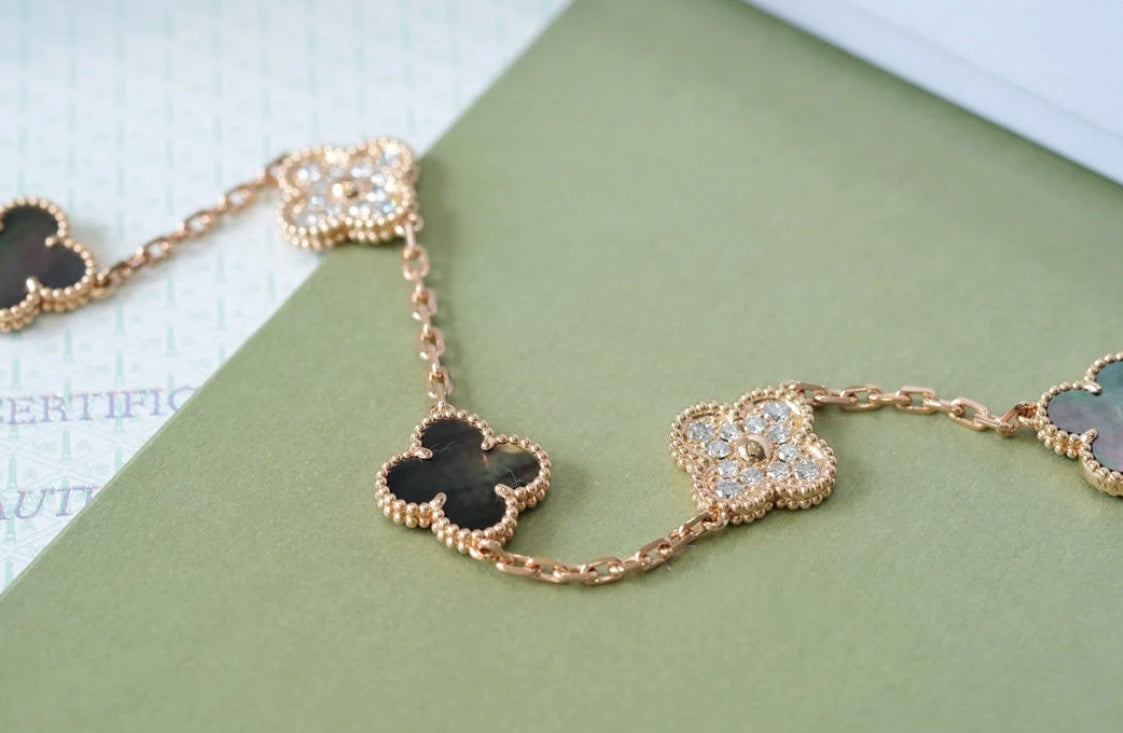 Kleeblatt-Armband mit 5 grauen Kleeblättern