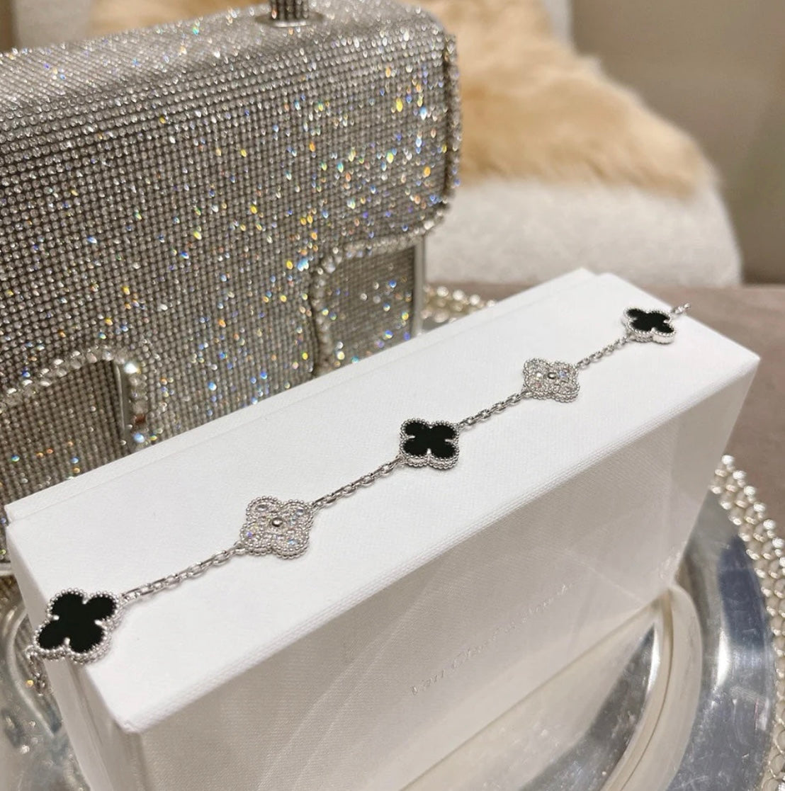 Kleeblatt-Armband mit 5 schwarzen Kleeblättern.