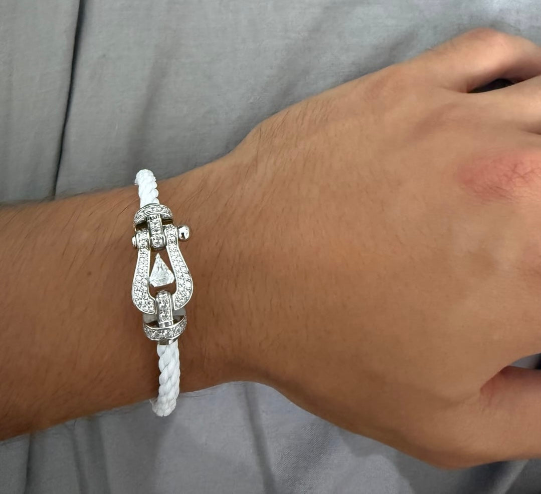 Bracelet de luxe avec un cordon blanc et un fermoir argenté orné de zircons étincelants et d'une pierre centrale de 0,5 carat — JEWELLUXE™