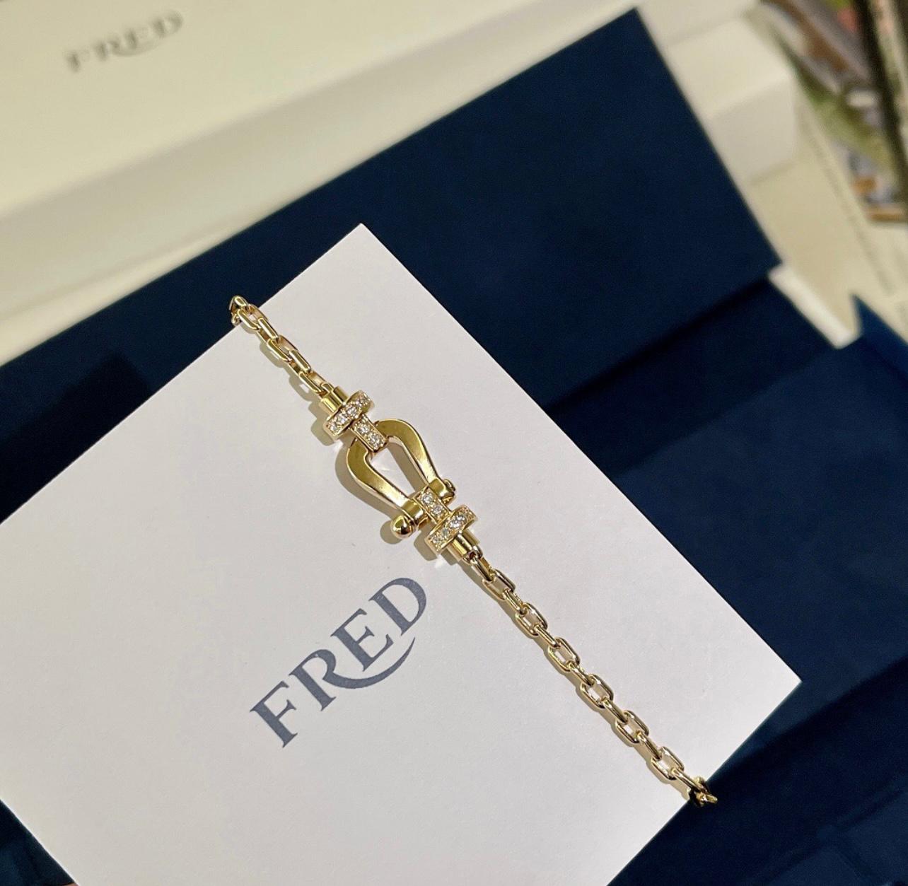 צמיד יוקרתי עם רצועת שרשרת אלגנטי עם אבזם ציפוי זהב צהוב 18k משובץ חצי זירקונים - Jewelluxe