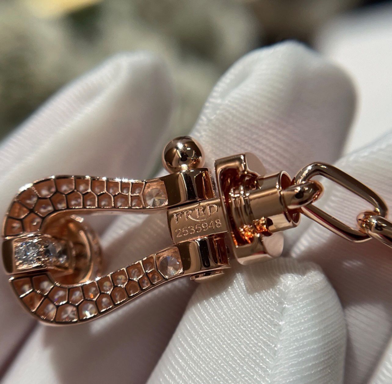 צמיד יוקרתי קלאסי עם רצועת שרשרת בציפוי זהב ורוד משובץ חצי זירקונים - Jewelluxe