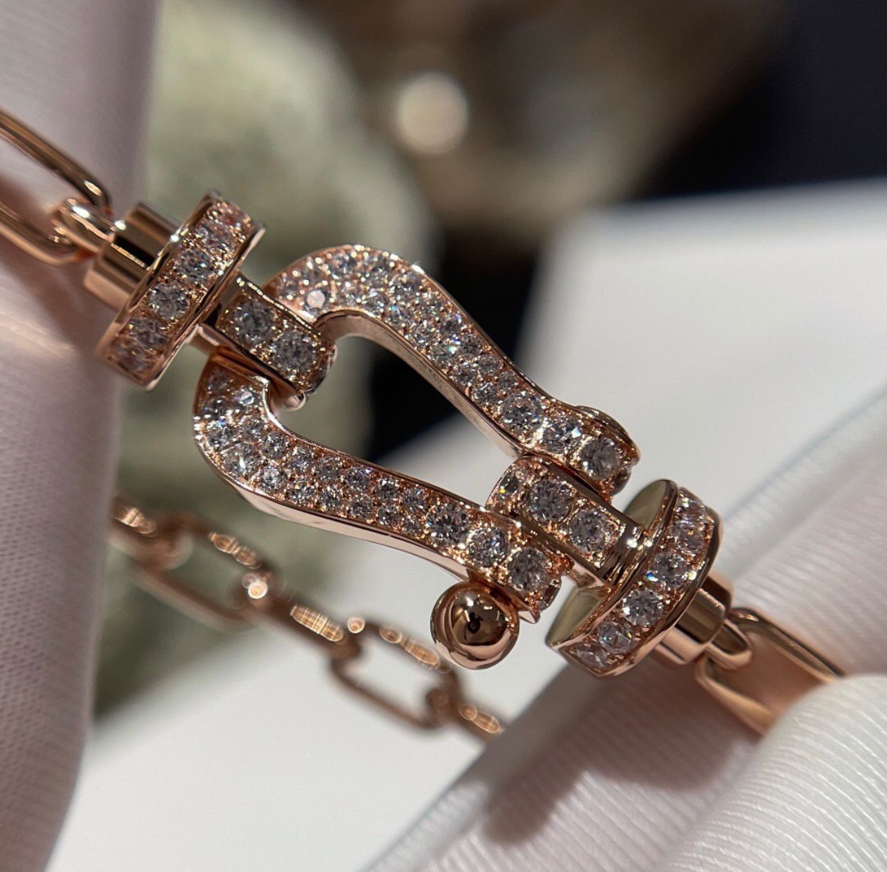 צמיד יוקרתי קלאסי עם רצועת שרשרת בציפוי זהב ורוד משובץ חצי זירקונים - Jewelluxe