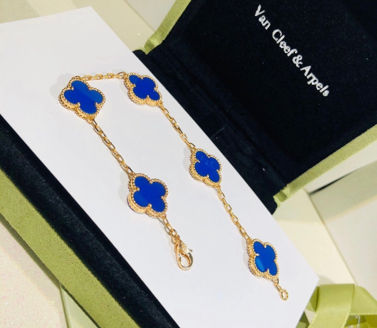 צמיד תלתן בציפוי זהב צהוב 18 קראט עם תלתן כחול – יוקרה עוצמתית וסגנון נצחי - Jewelluxe