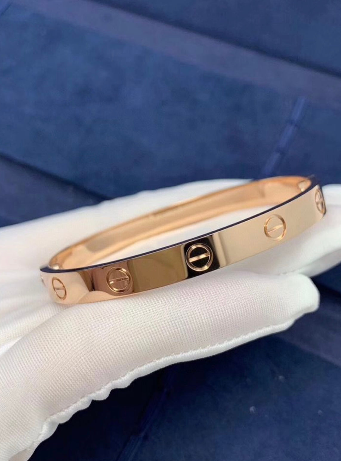 צמיד אלגנטי בגוון זהב ורוד אלגנטיות על-זמנית