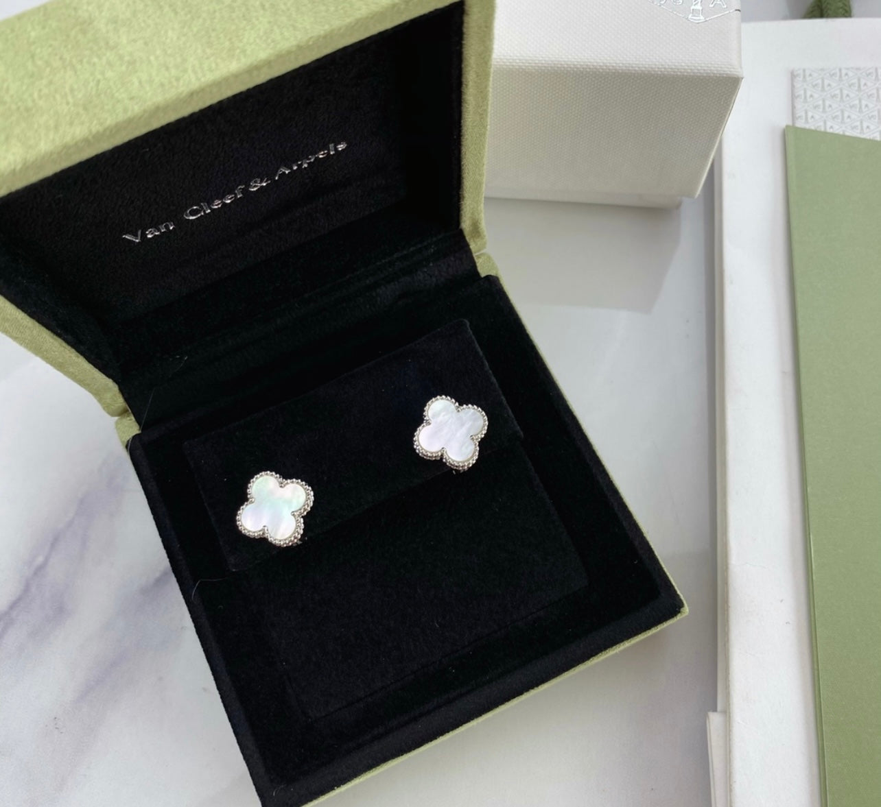 עגילי תלתן יוקרתיים עם תלתן צבע לבן אלגנטי