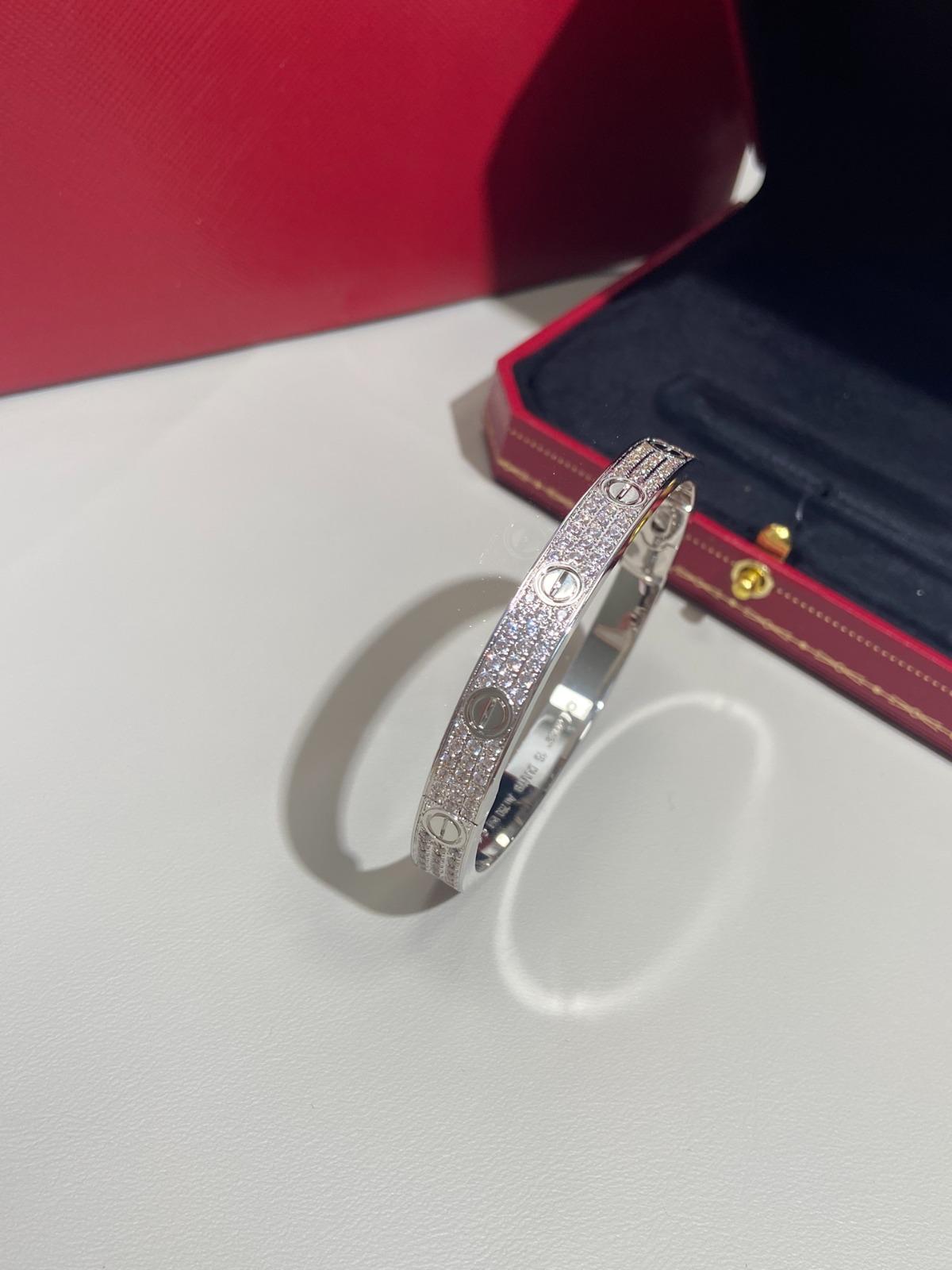 צמיד כסף בעיצוב יוקרתי – בעובי מחמיא ובוהק בלתי נשכח - Jewelluxe