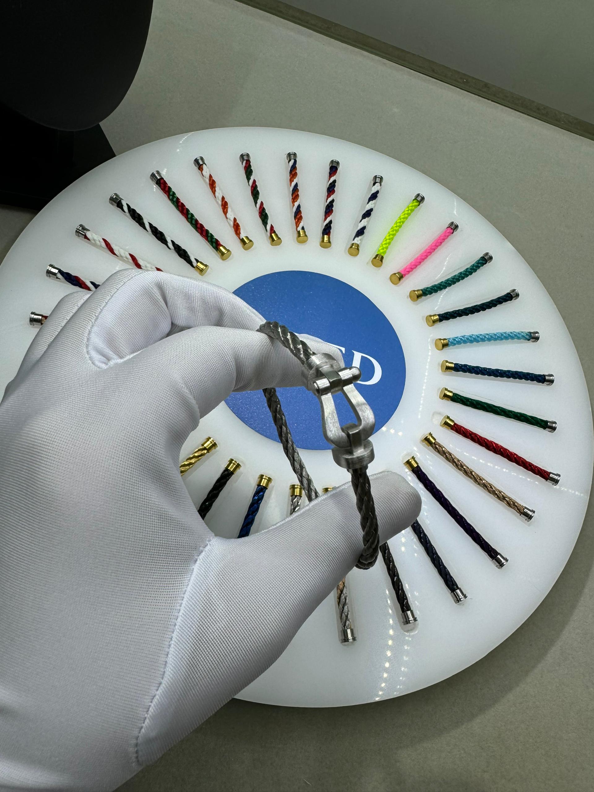 צמיד יוקרתי עם רצועת מתכת כסופה ואבזם מוברש בגוון כסף