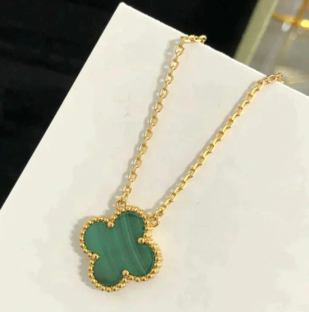 שרשרת תלתן בגוון זהב עם תליון תלתן בגוון ירוק