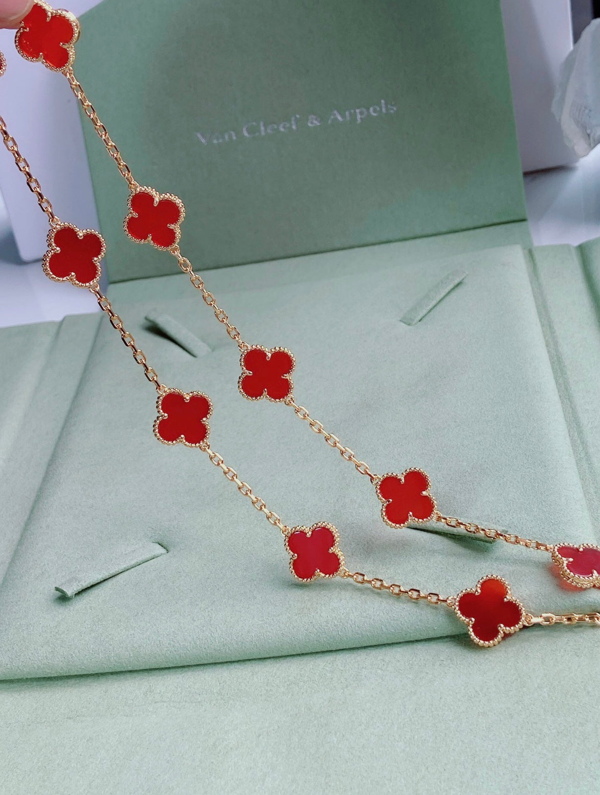 שרשרת יוקרתית בציפוי זהב עם תליון תלתן אדום - Jewelluxe