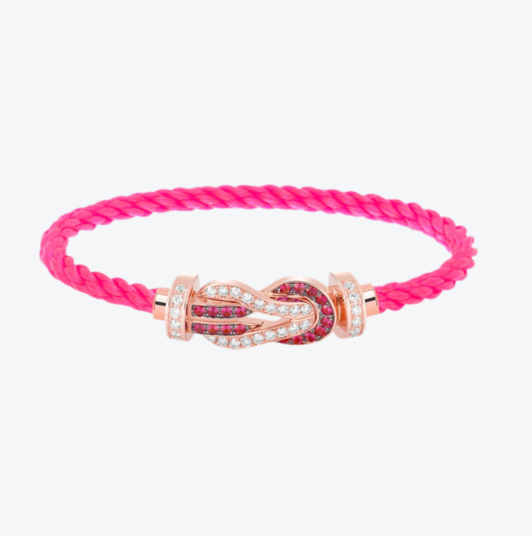 צמיד יוקרתי עם רצועת חבל ורודה ואבזם אינסוף בגוון זהב ורוד משובץ זירקונים נוצצים