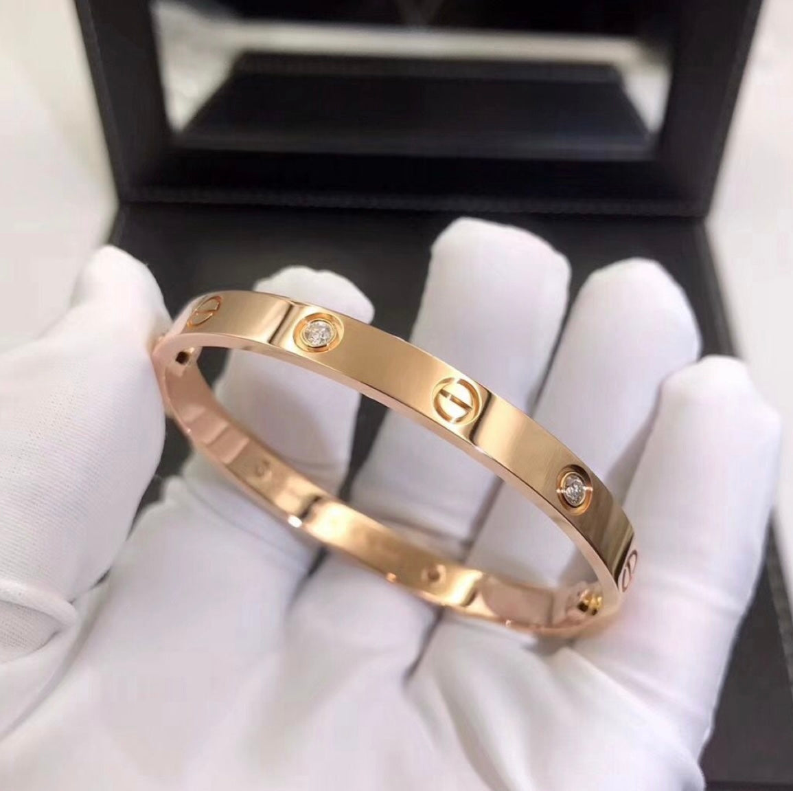 צמיד אלגנטי בגוון זהב ורוד משובץ 4 זירקונים נוצצים