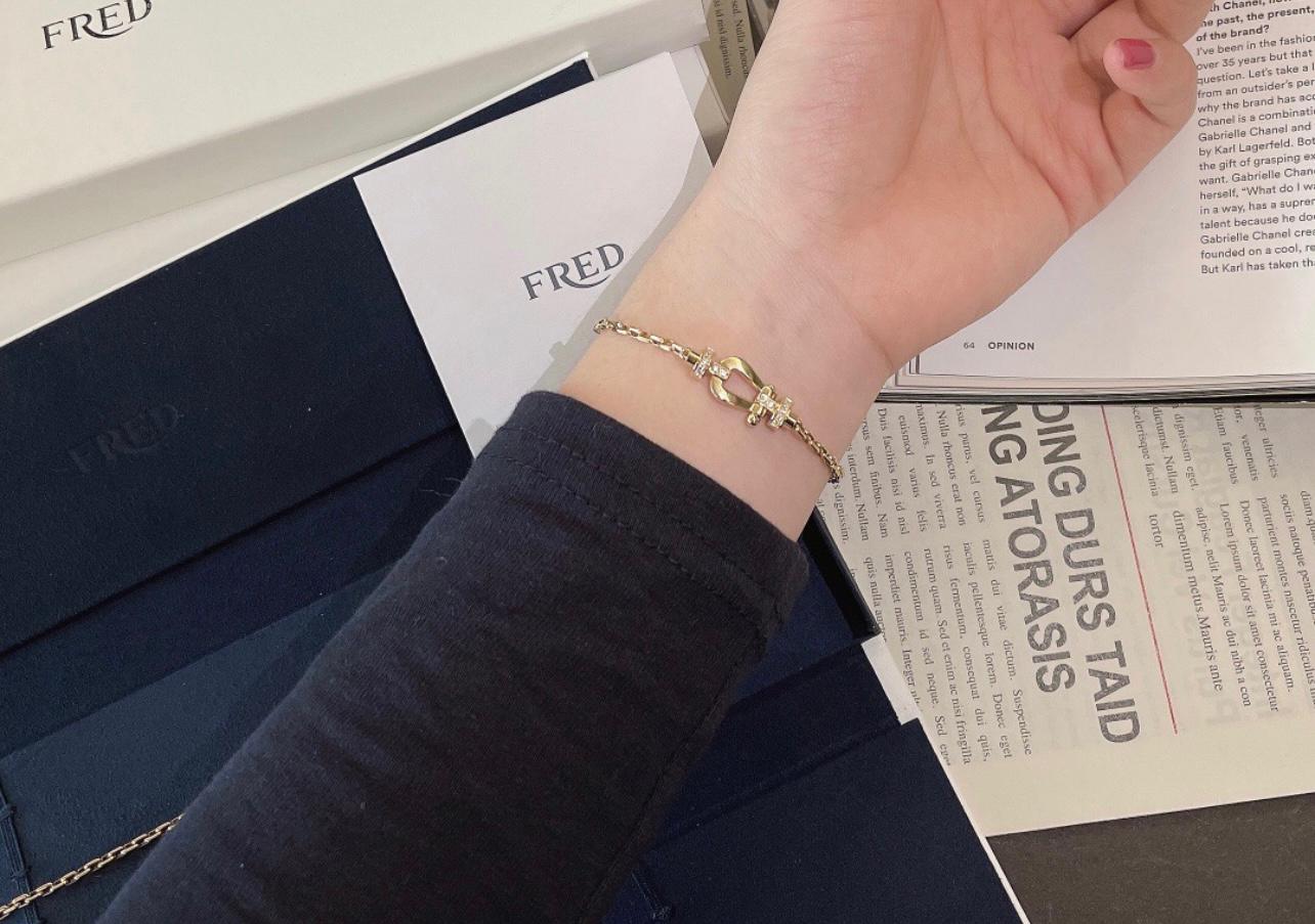 צמיד יוקרתי עם רצועת שרשרת אלגנטי עם אבזם ציפוי זהב צהוב 18k משובץ חצי זירקונים - Jewelluxe