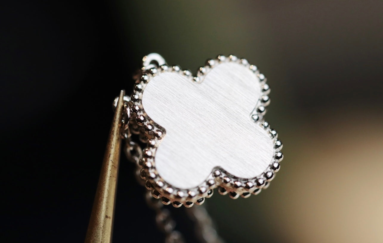 שרשרת תלתן קלאסית משובץ זירקון נוצץ במרכז