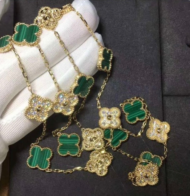 Halskette 20 Kleeblätter in Gold mit grünem Kleeblatt-Anhänger, besetzt mit funkelnden Zirkonen