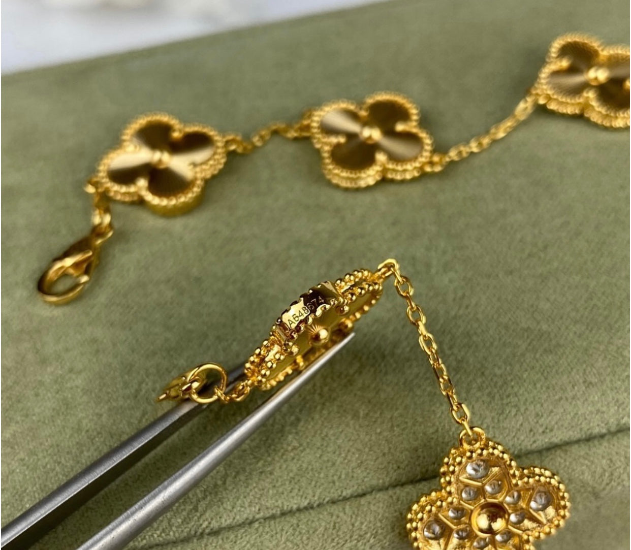 צמיד תלתן בציפוי זהב צהוב 18k עם תלתן צבע זהב צהוב – יוקרה ואלגנטיות - Jewelluxe