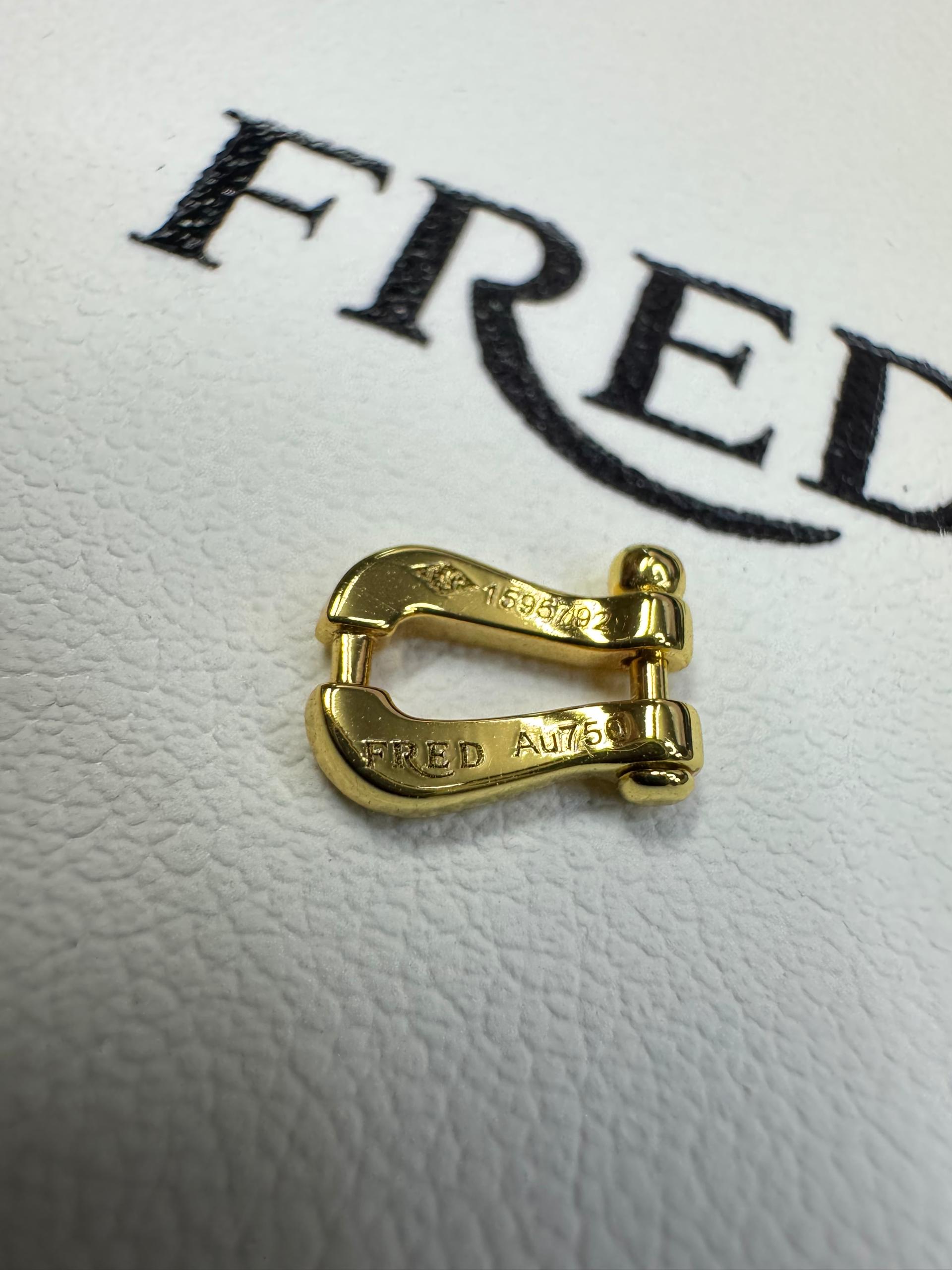 צמיד יוקרתי חוט בגוון אדום עם אבזם בגוון זהב