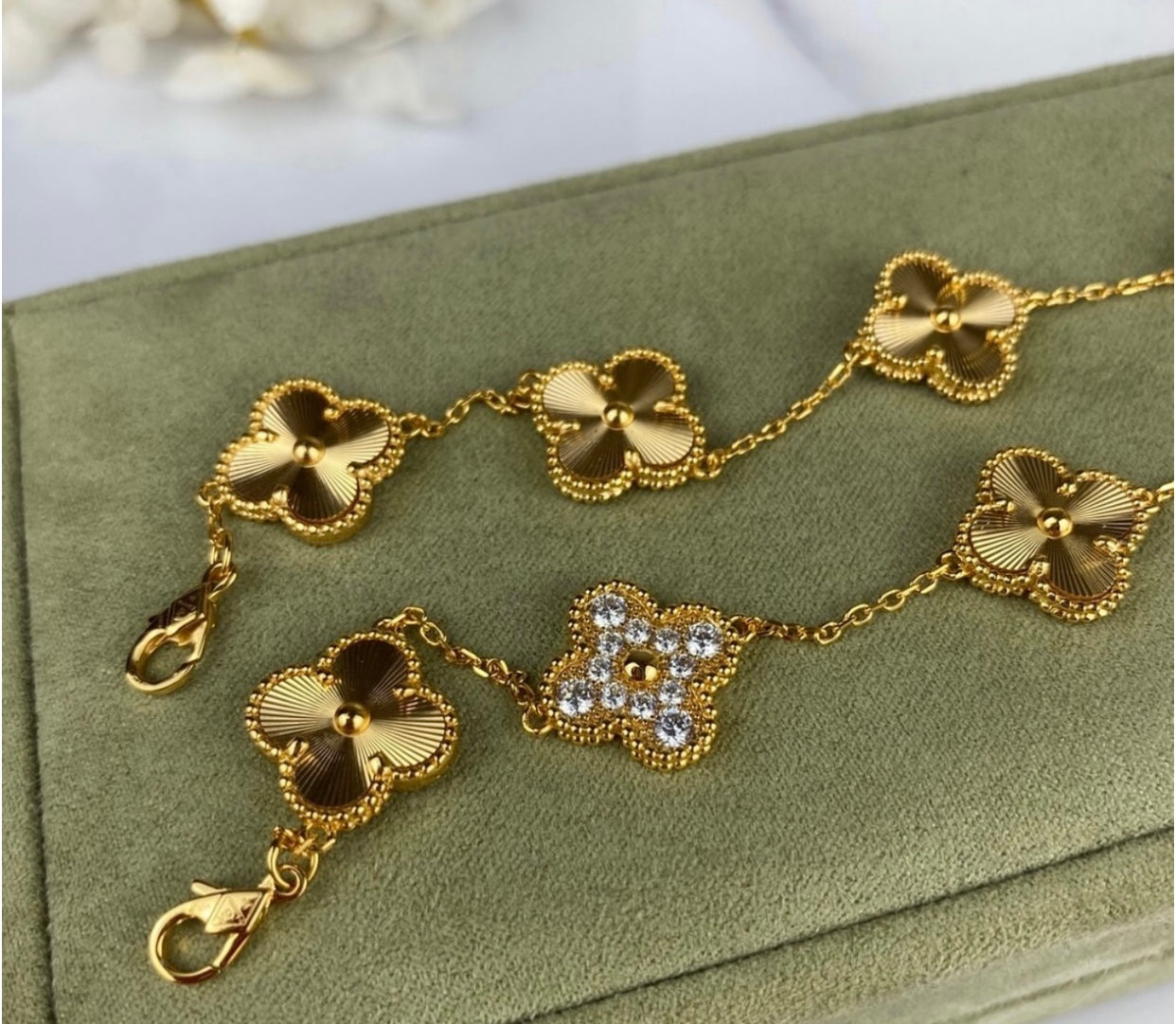 צמיד תלתן בציפוי זהב צהוב 18k עם תלתן צבע זהב צהוב – יוקרה ואלגנטיות - Jewelluxe